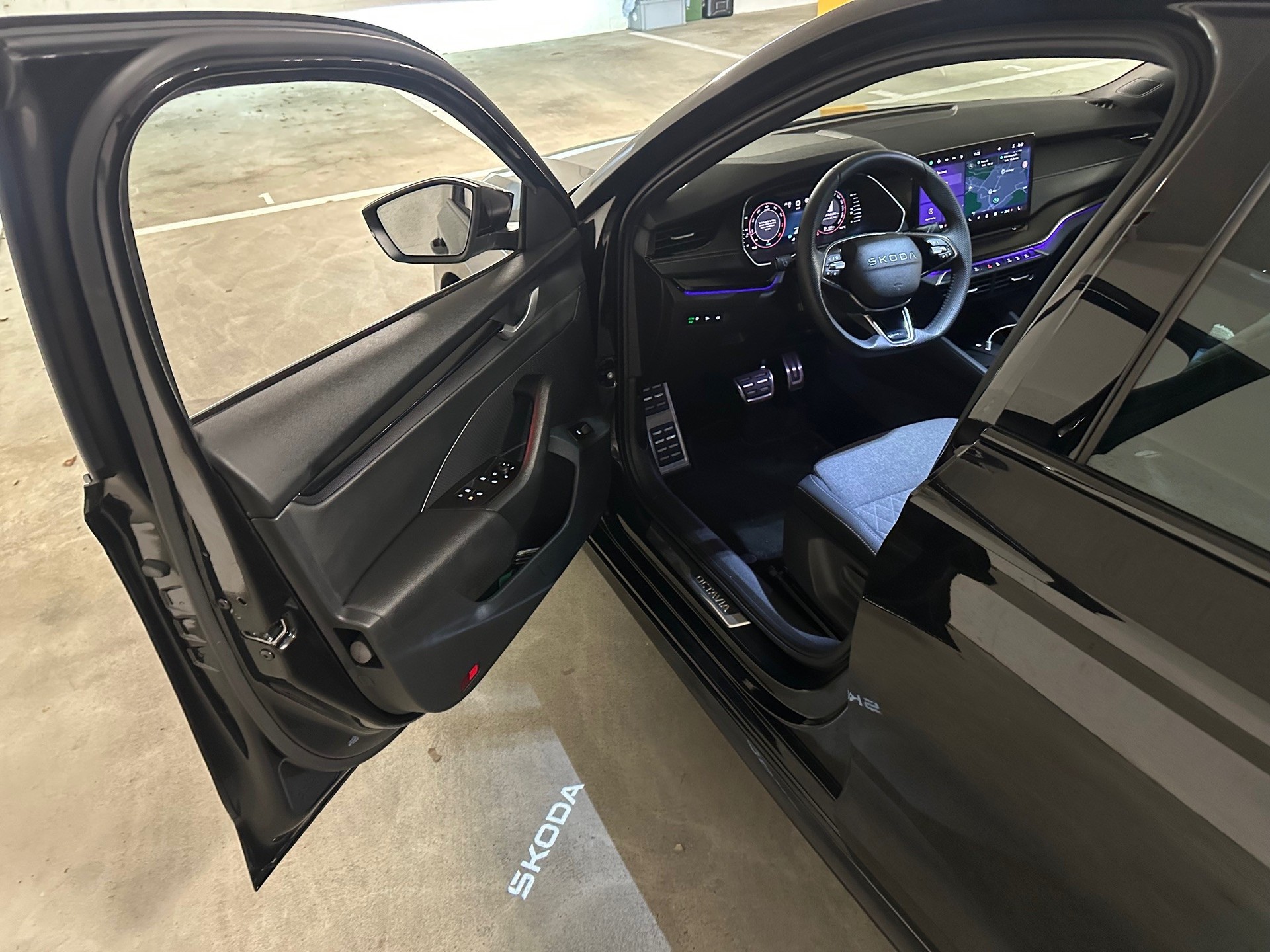 SKODA Octavia Combi 1.5 TSI mHEV DSG Dynamic Sport Line-image-2
