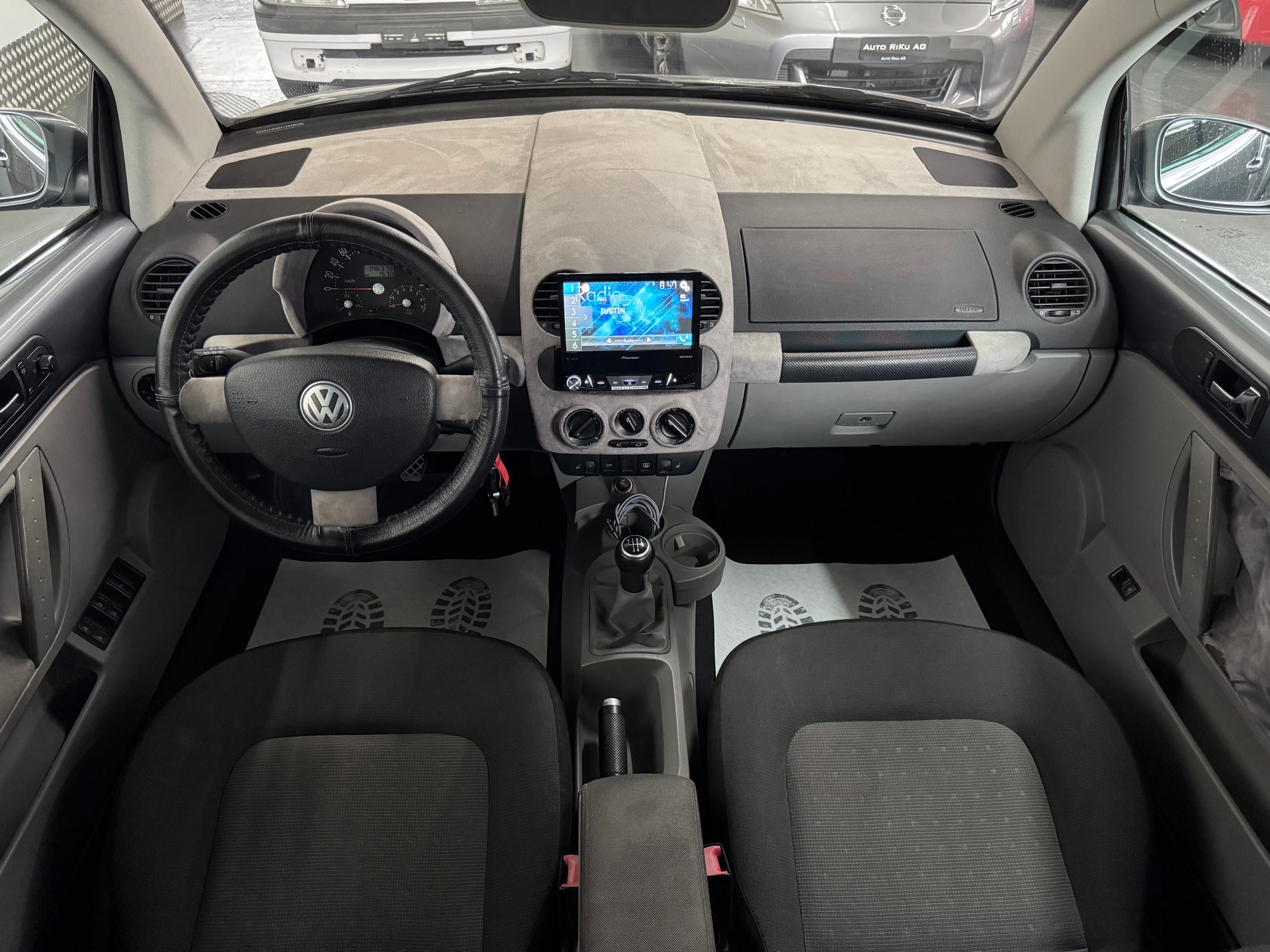 VW Beetle Cabrio 1.6-image-26