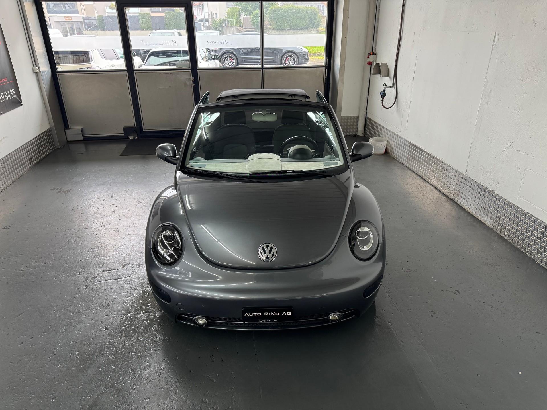 VW Beetle Cabrio 1.6-image-5