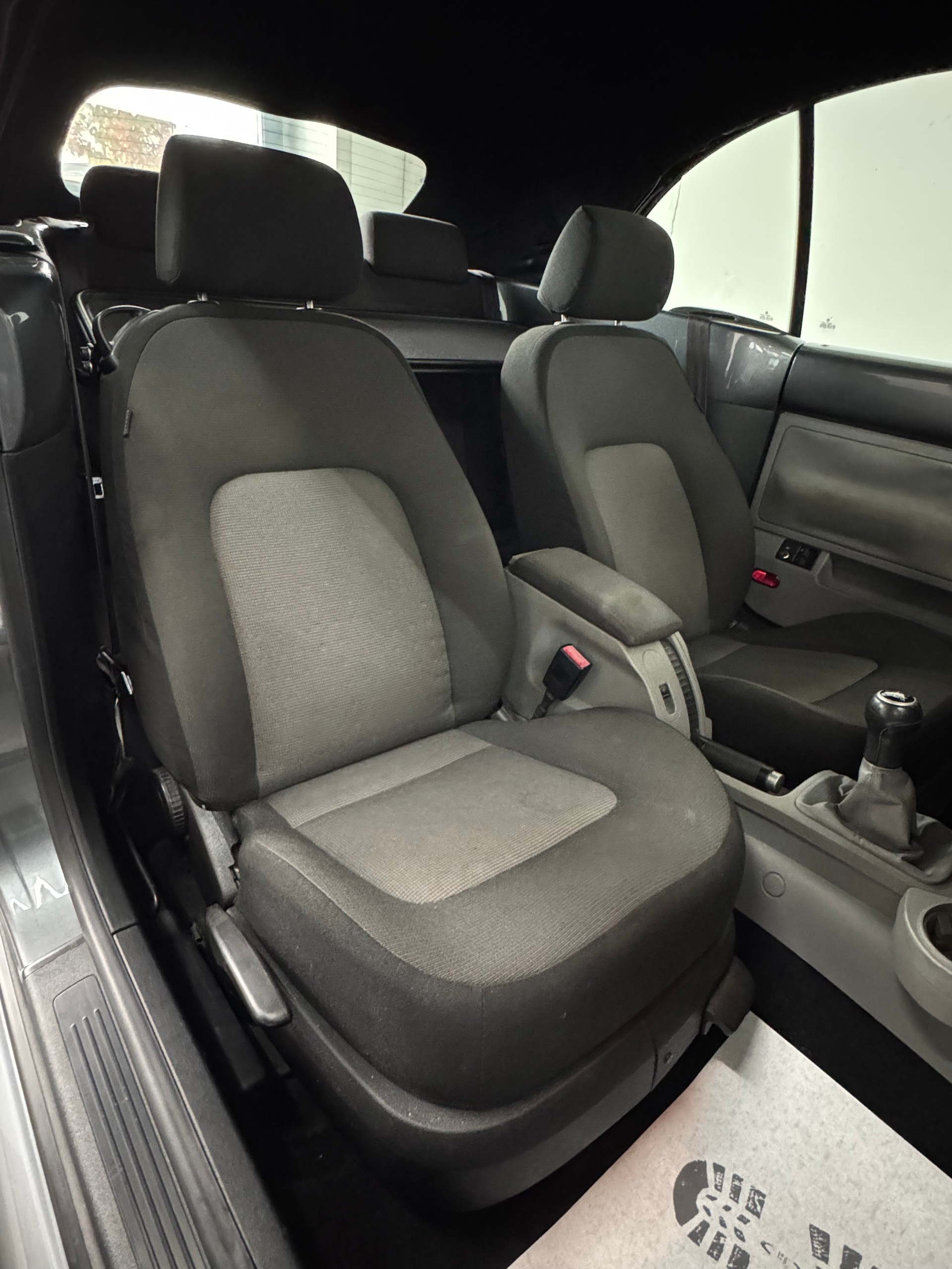 VW Beetle Cabrio 1.6-image-31