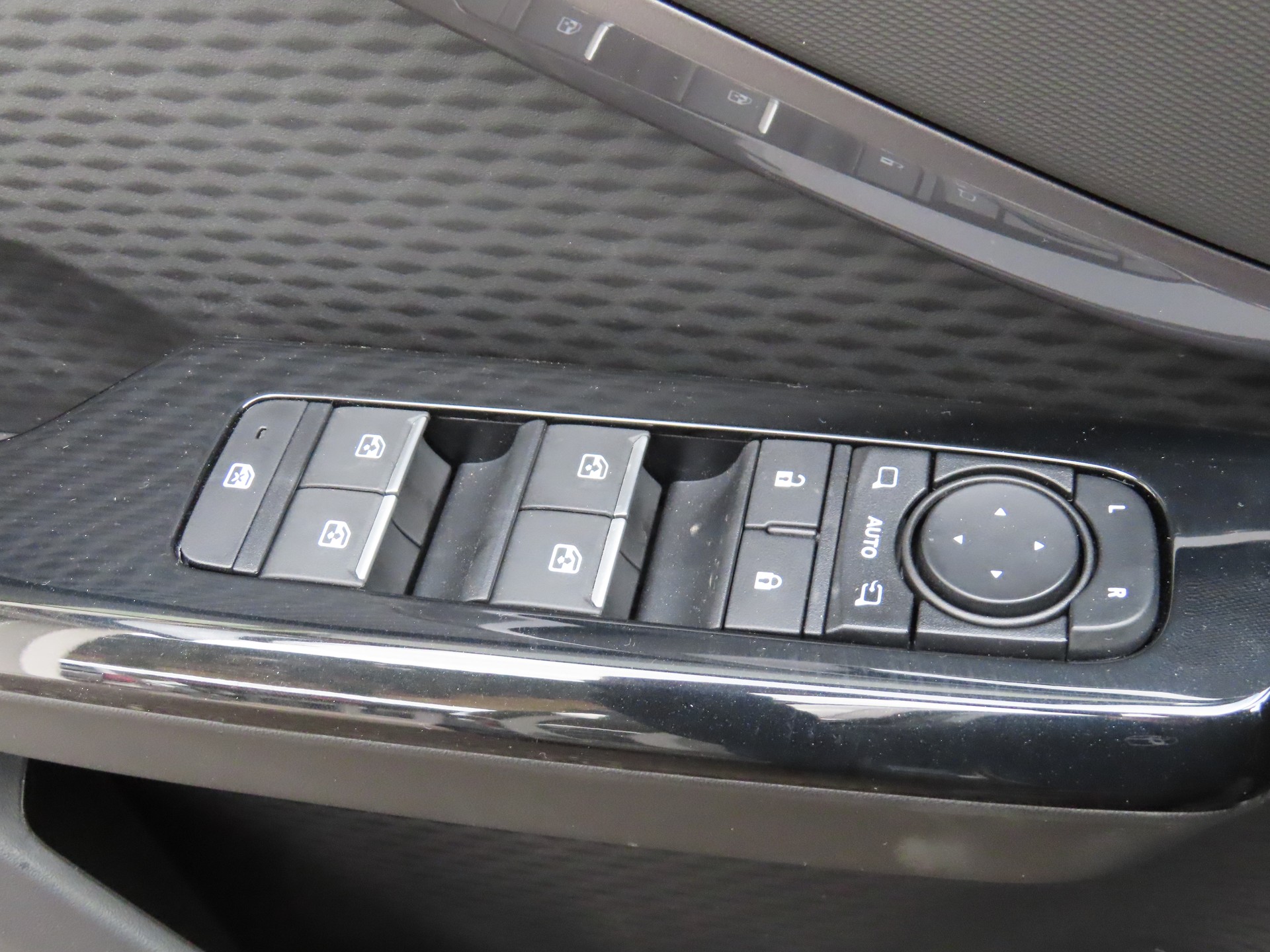 TOYOTA Urban Cruiser 61 kWh Trend AWD-image-13