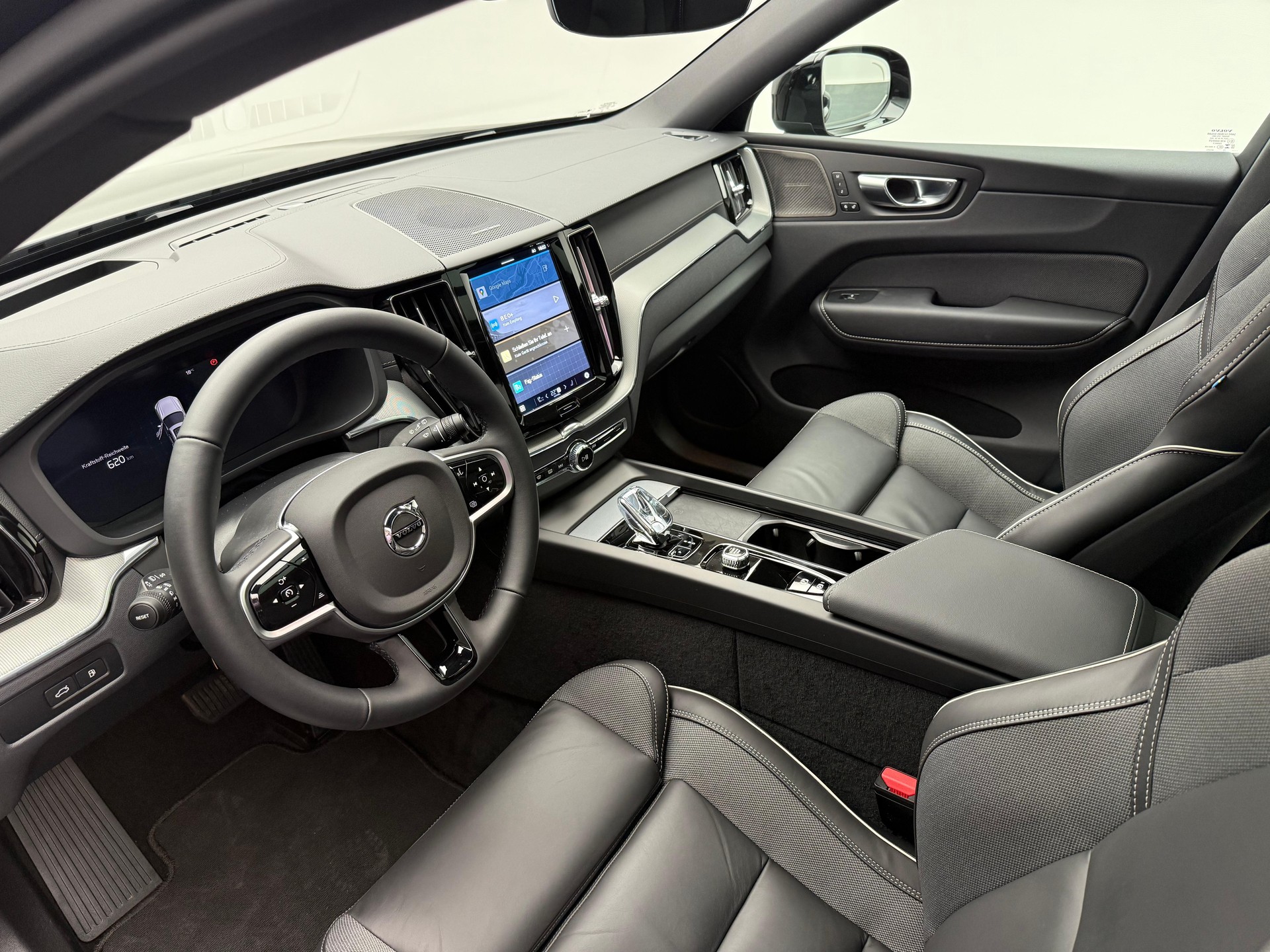 VOLVO XC60 2.0 T8 TE XCENTRIC Black Edition eAWD-image-6