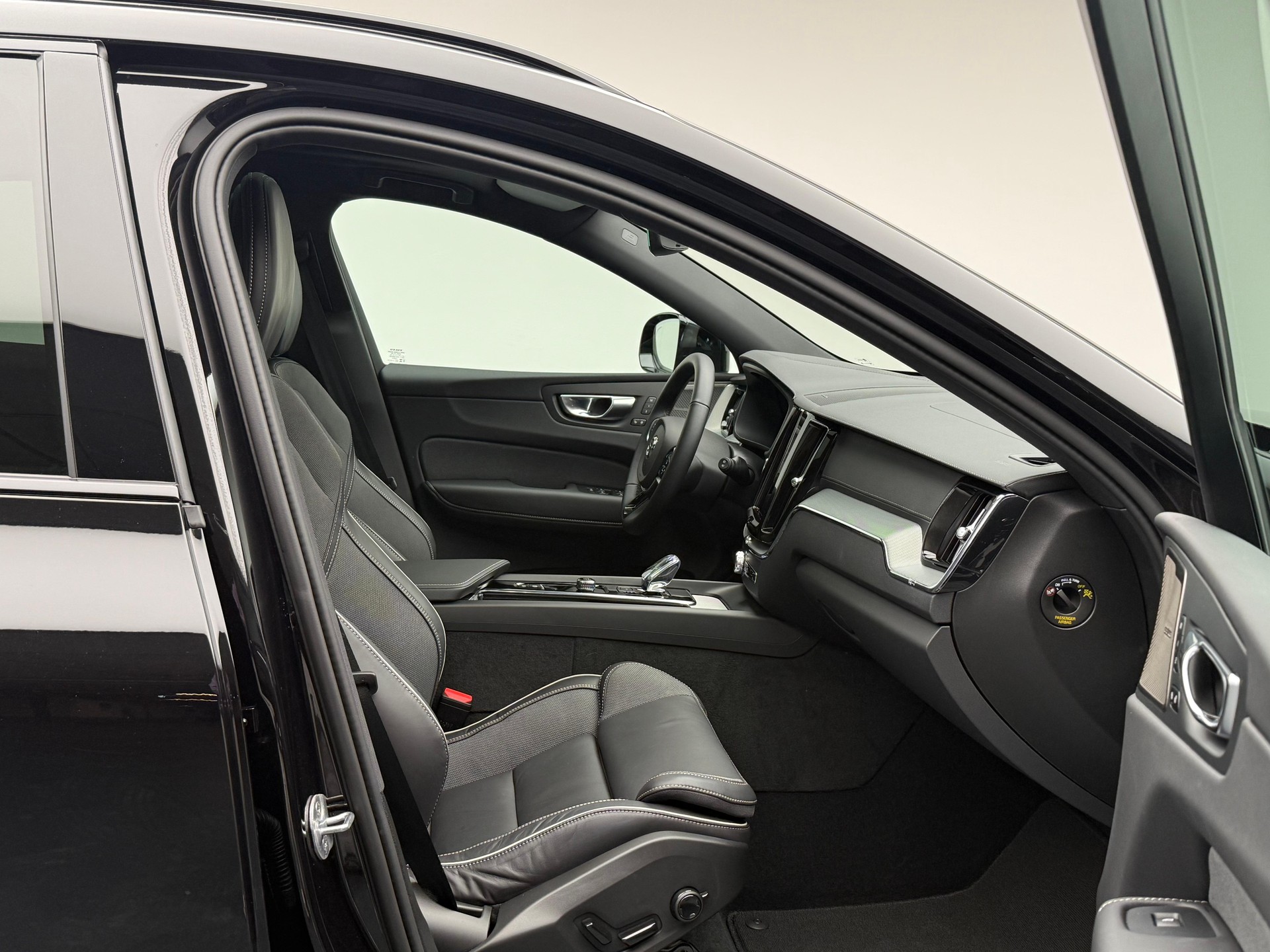 VOLVO XC60 2.0 T8 TE XCENTRIC Black Edition eAWD-image-15
