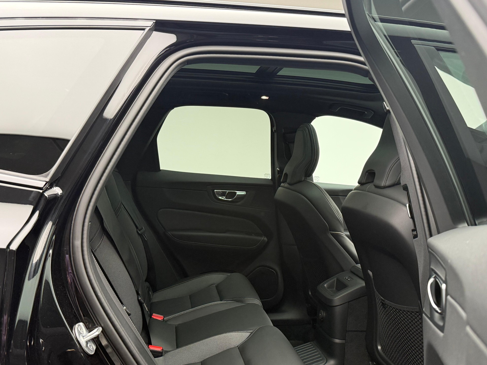 VOLVO XC60 2.0 T8 TE XCENTRIC Black Edition eAWD-image-16