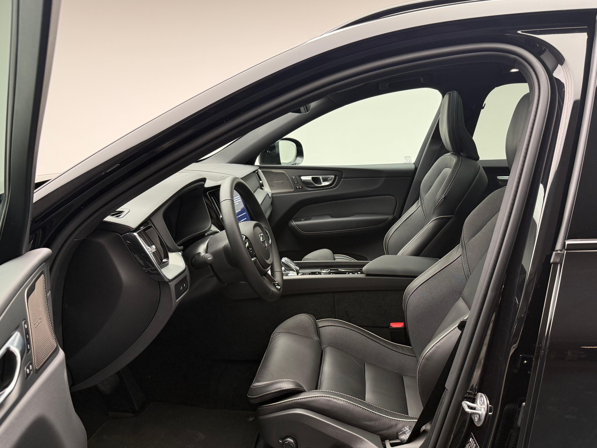 VOLVO XC60 2.0 T8 TE XCENTRIC Black Edition eAWD-image-7