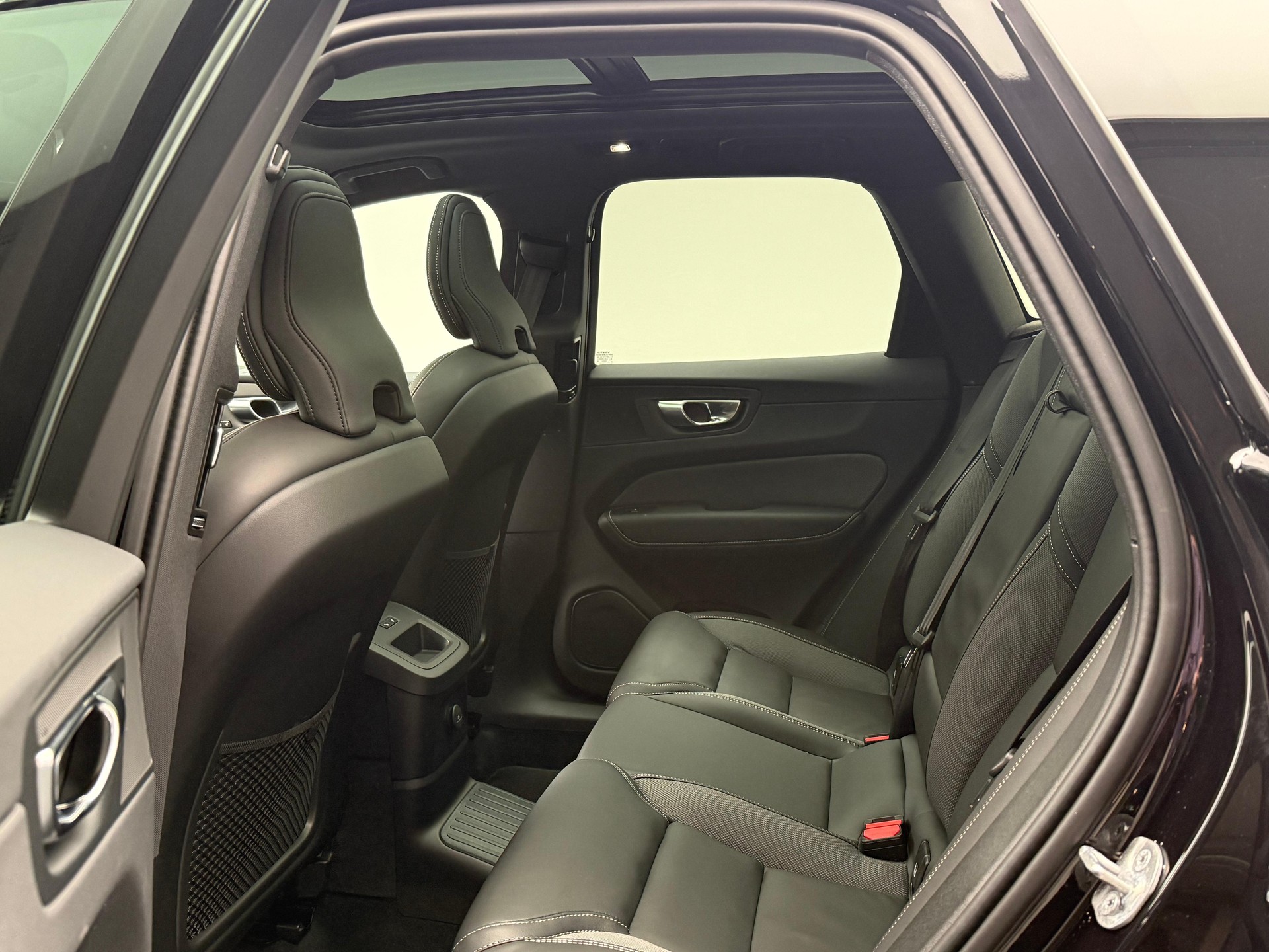VOLVO XC60 2.0 T8 TE XCENTRIC Black Edition eAWD-image-8