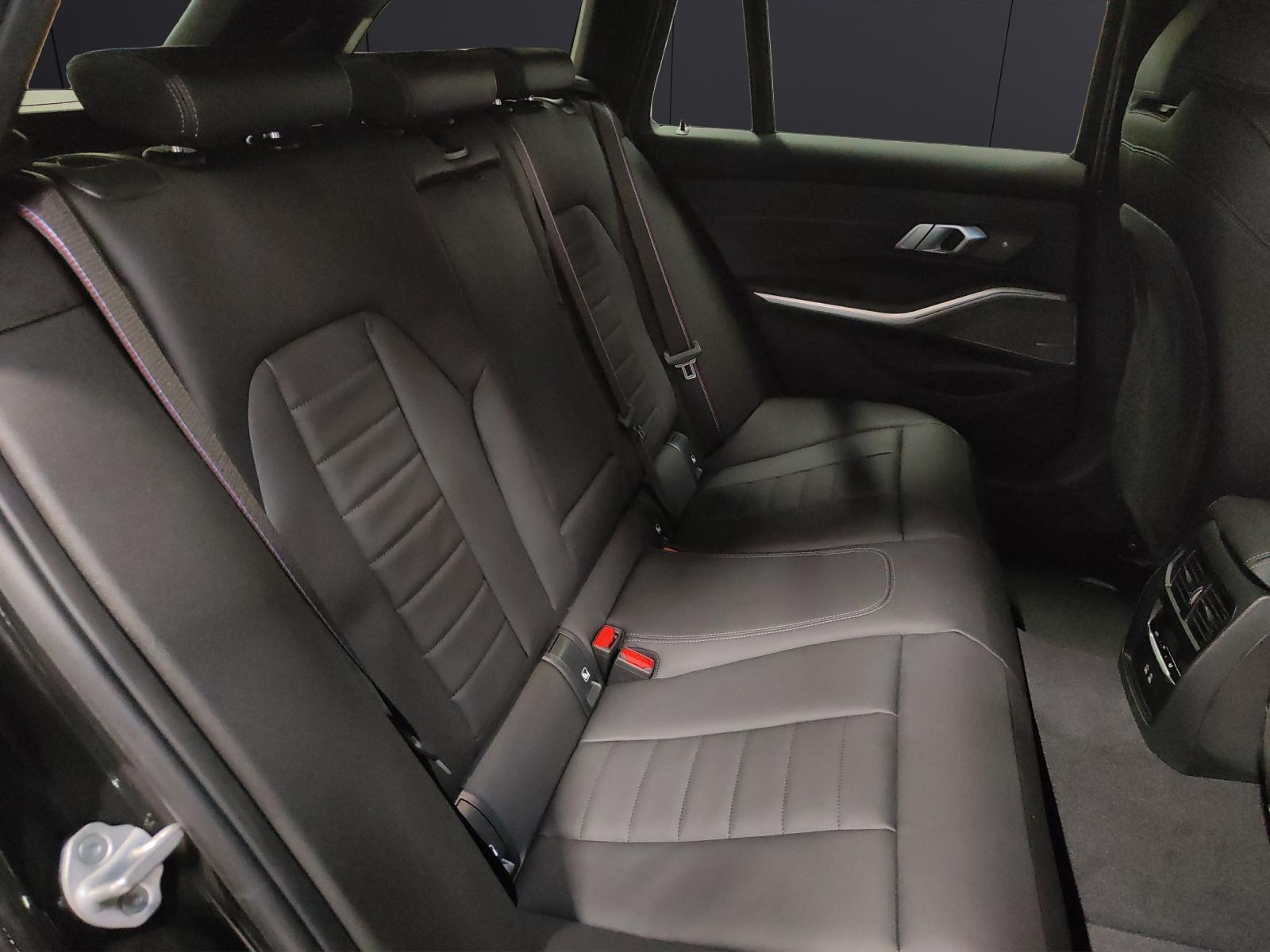 BMW 320d xDrive Touring-image-16