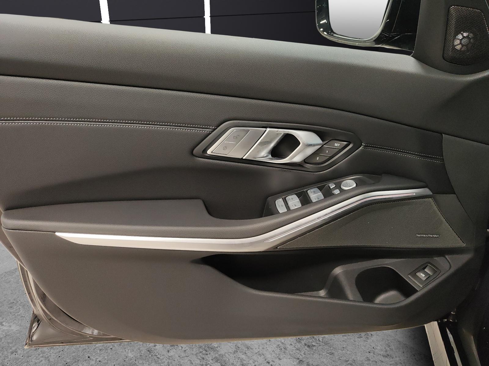 BMW 320d xDrive Touring-image-10