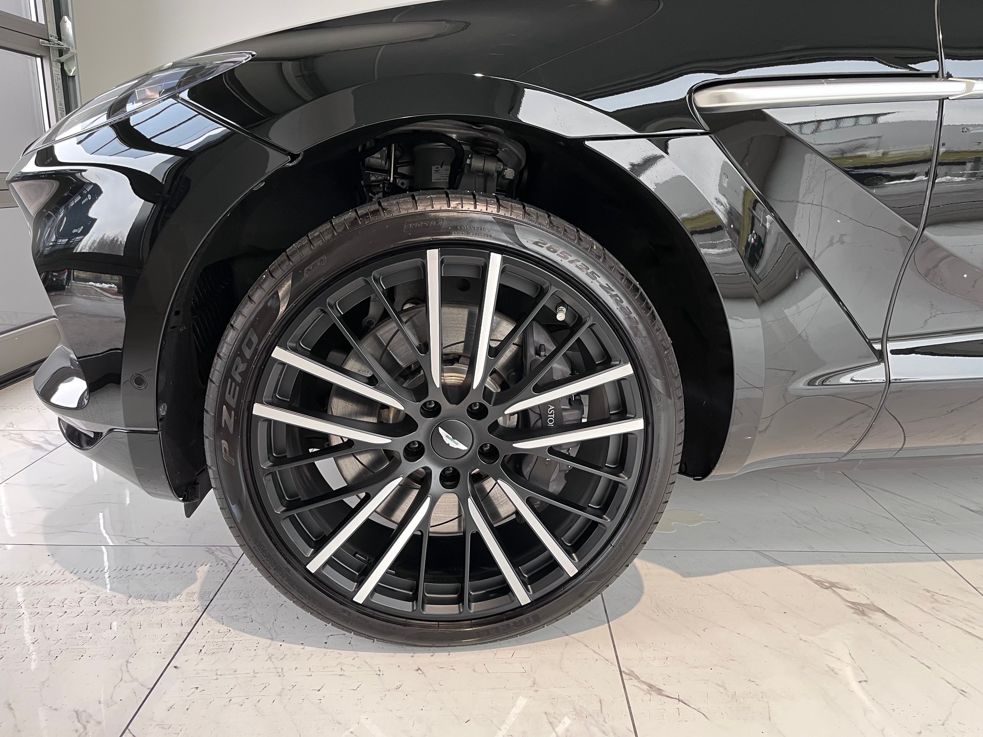 ASTON MARTIN DBX 4.0 V8-image-10