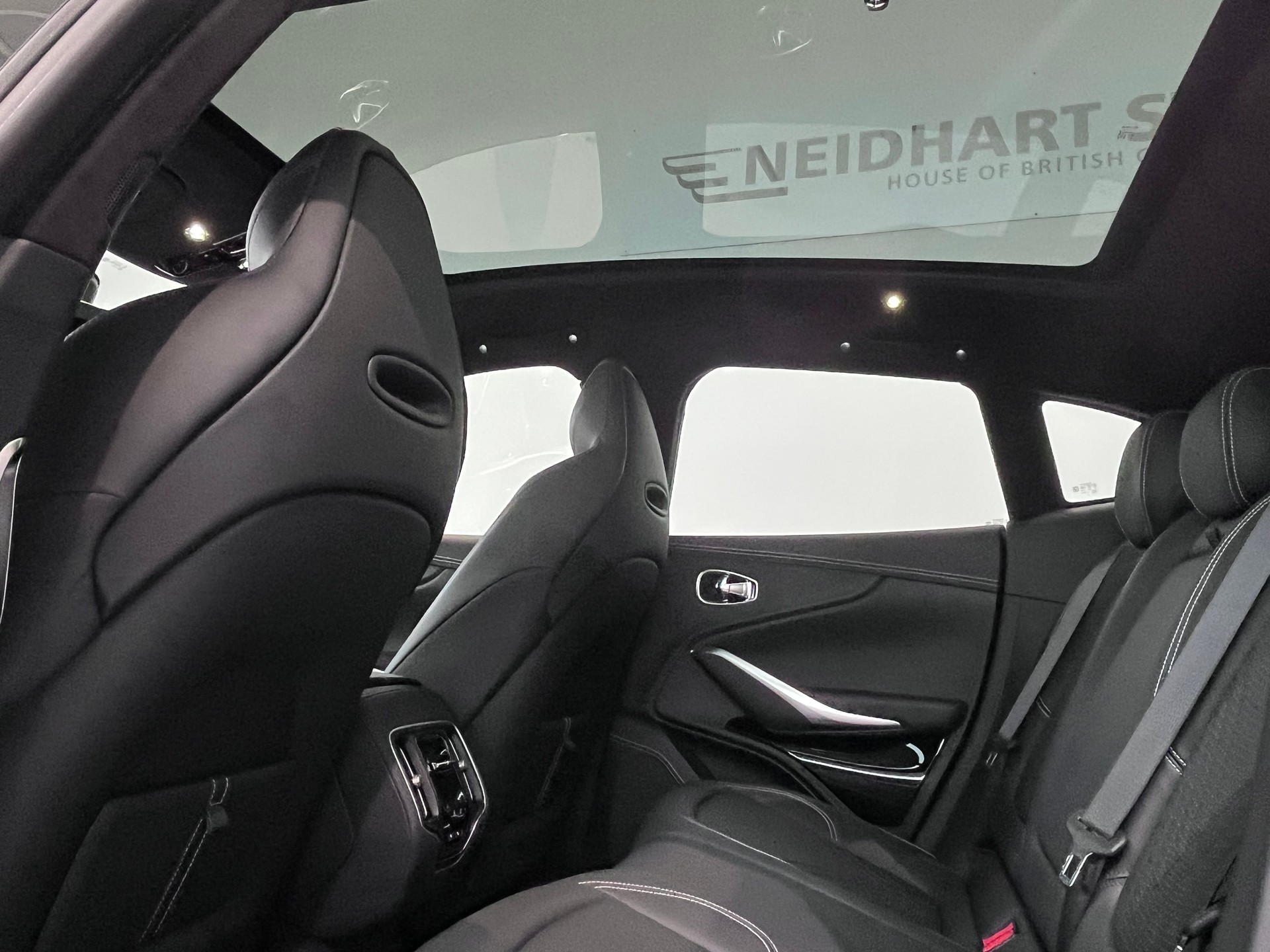 ASTON MARTIN DBX 4.0 V8-image-7