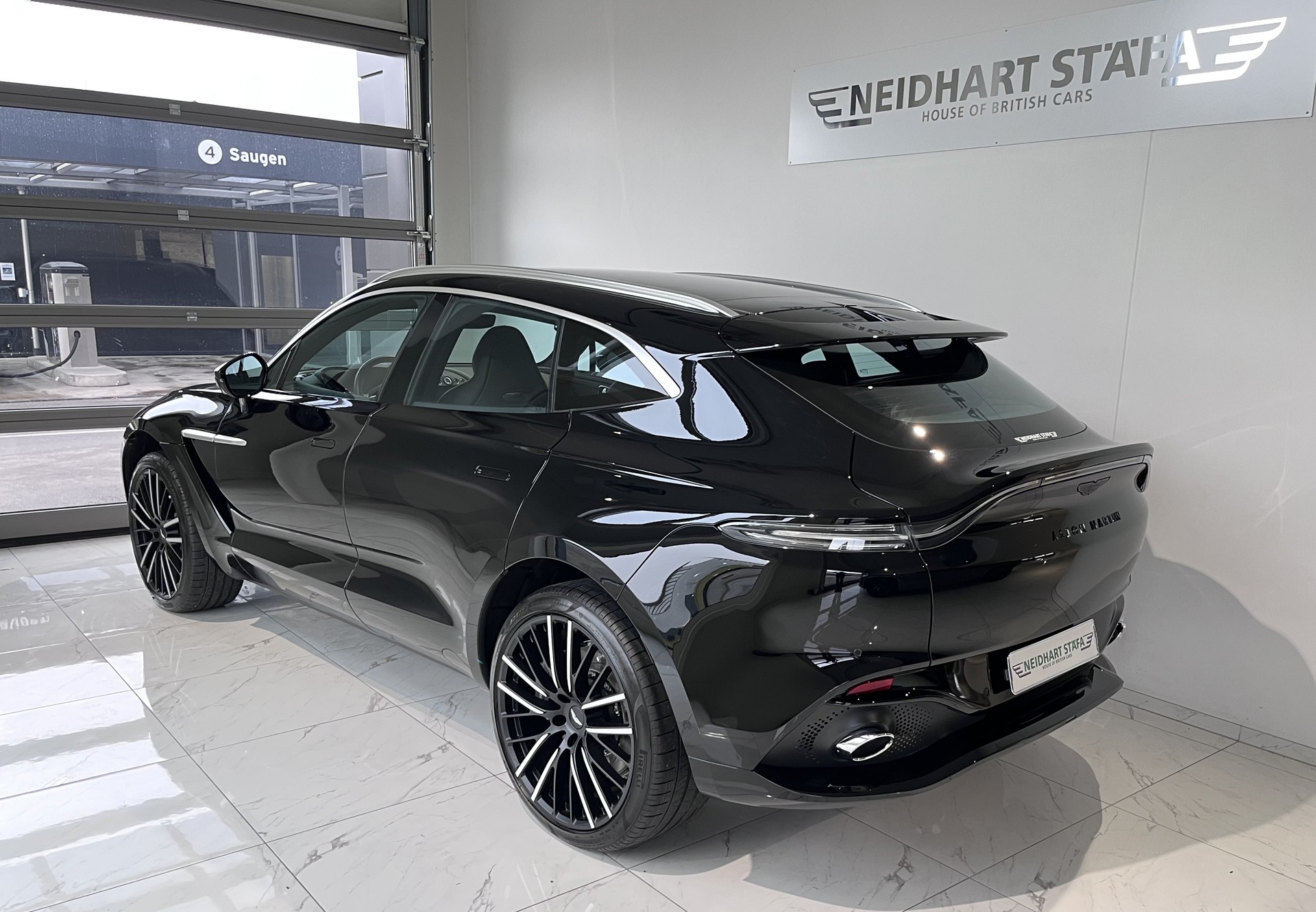 ASTON MARTIN DBX 4.0 V8-image-2
