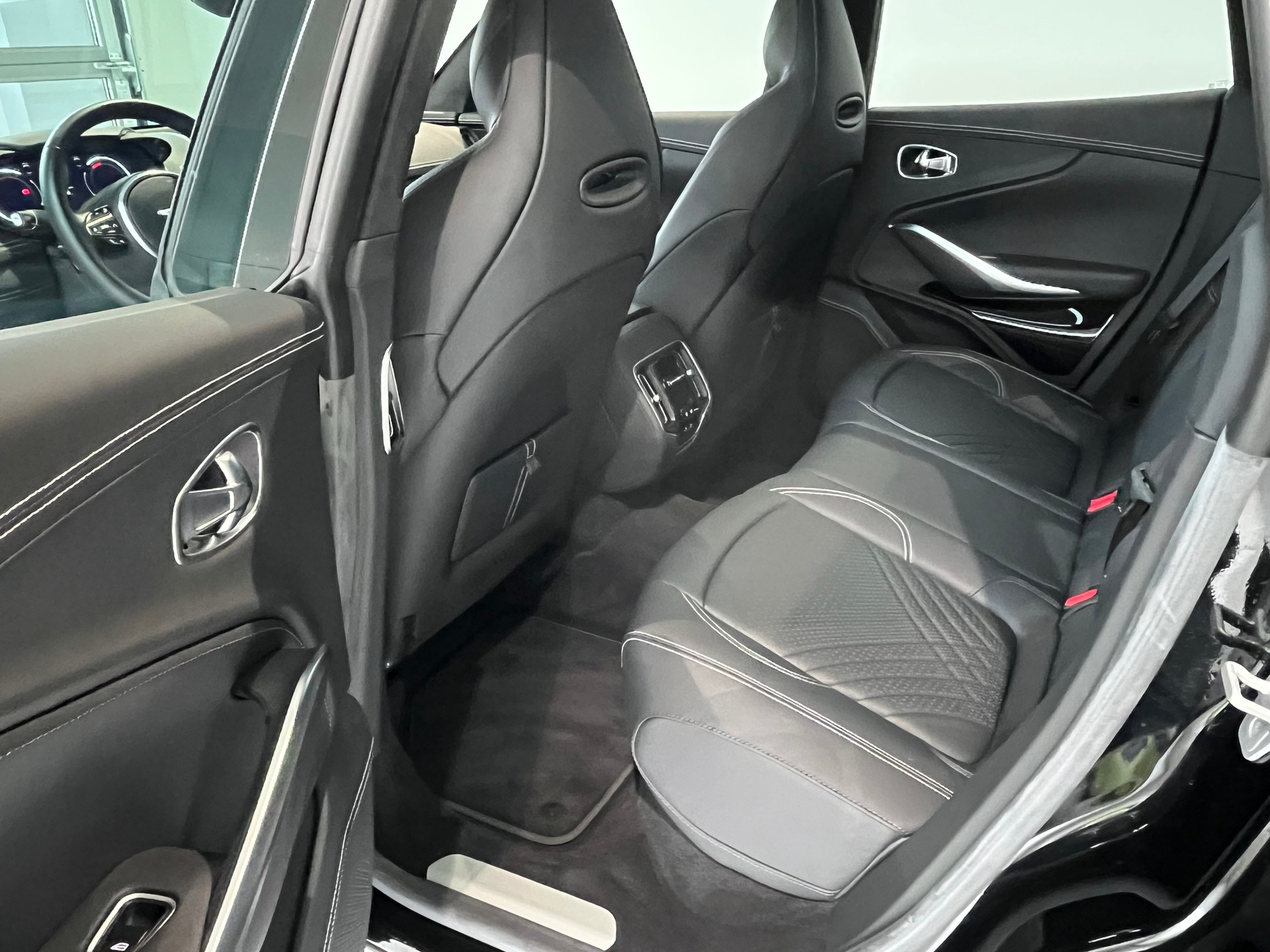 ASTON MARTIN DBX 4.0 V8-image-6