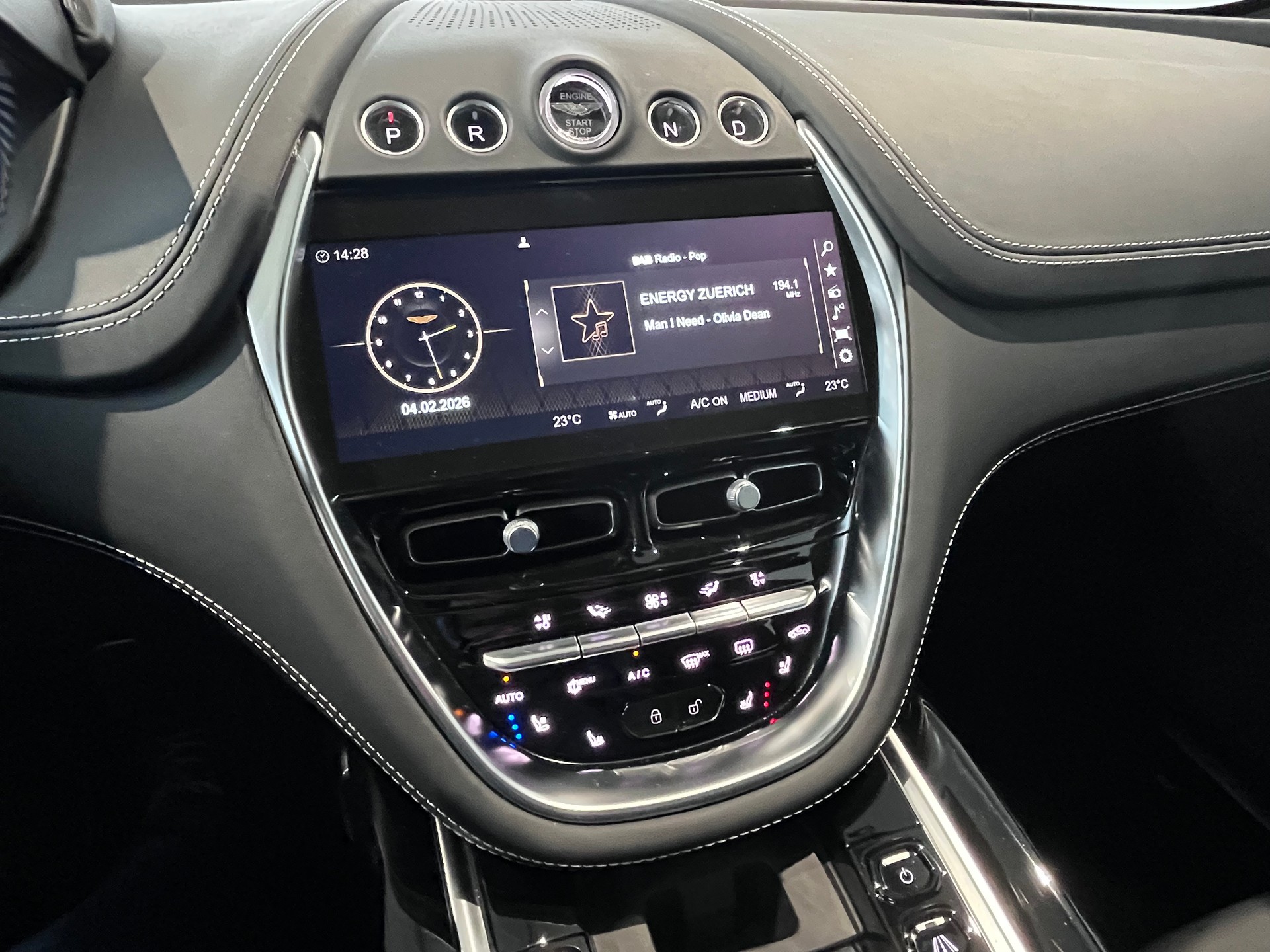 ASTON MARTIN DBX 4.0 V8-image-9