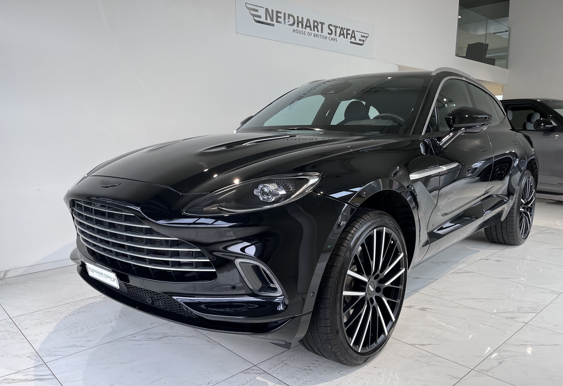 ASTON MARTIN DBX 4.0 V8-image-1