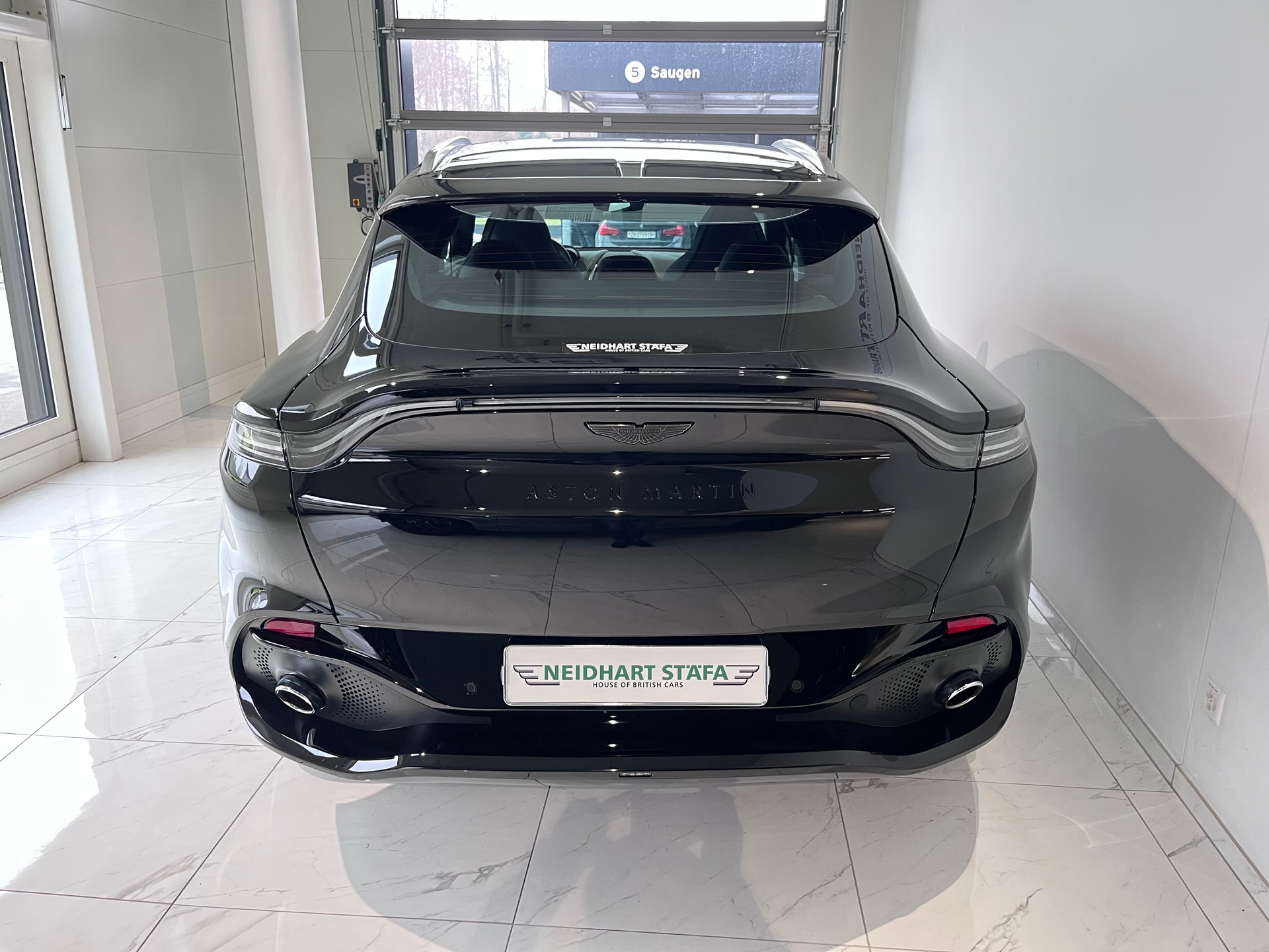 ASTON MARTIN DBX 4.0 V8-image-3