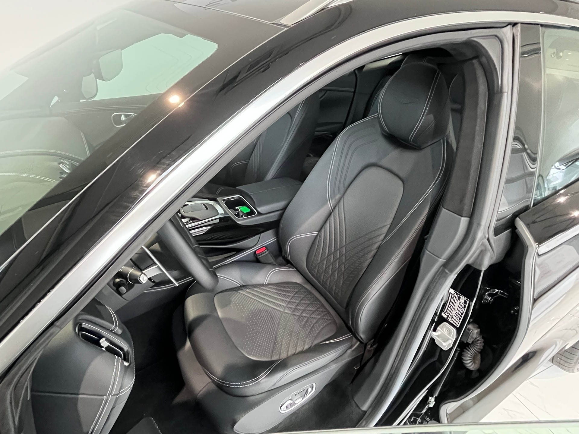 ASTON MARTIN DBX 4.0 V8-image-5