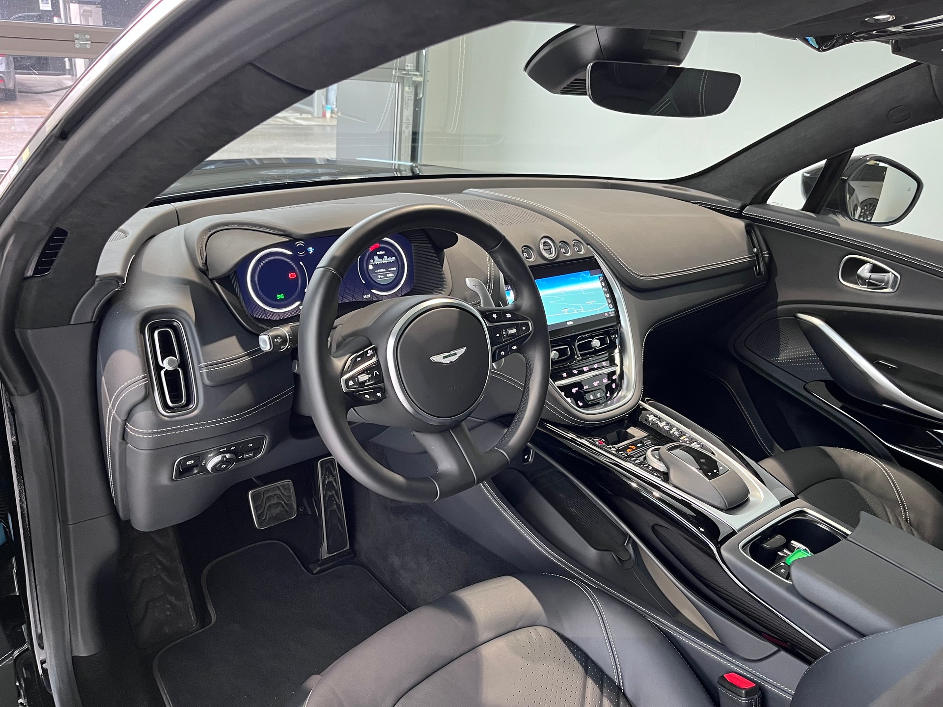 ASTON MARTIN DBX 4.0 V8-image-4