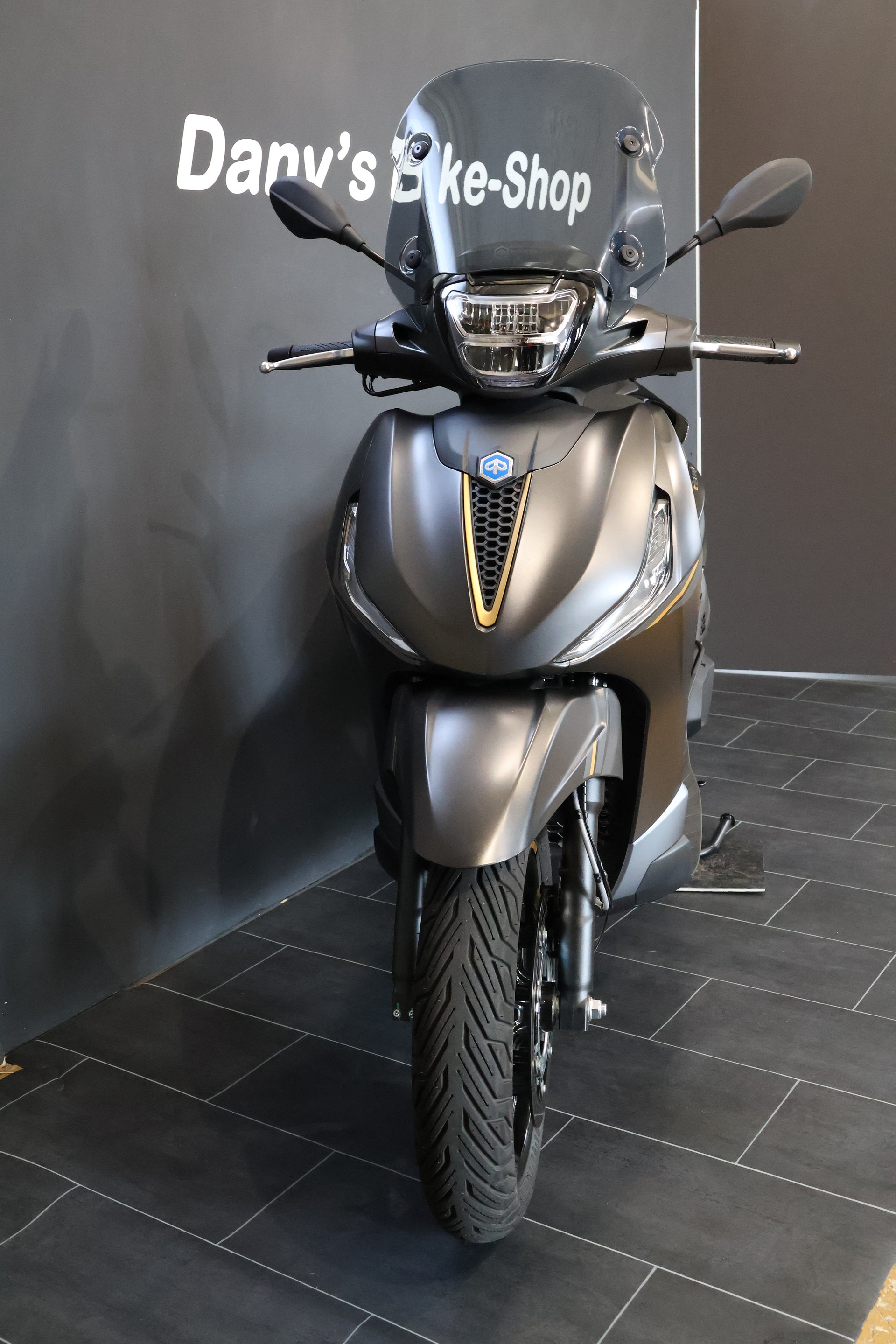 PIAGGIO Beverly 400 Sport E5+ 25th Anniversary (4 Jahre Garantie)-showroom-element-1