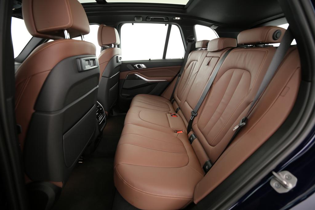 BMW X5 M50i xDrive-image-13