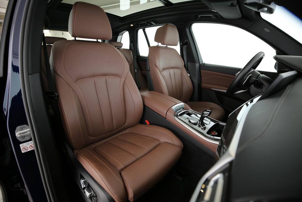 BMW X5 M50i xDrive-image-12