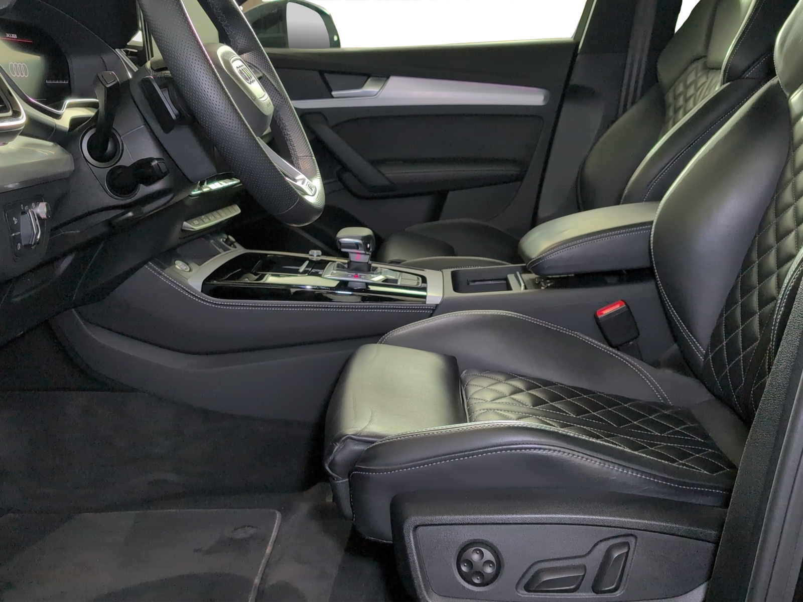AUDI Q5 40 TDI Black Edition quattro S-tronic-image-6