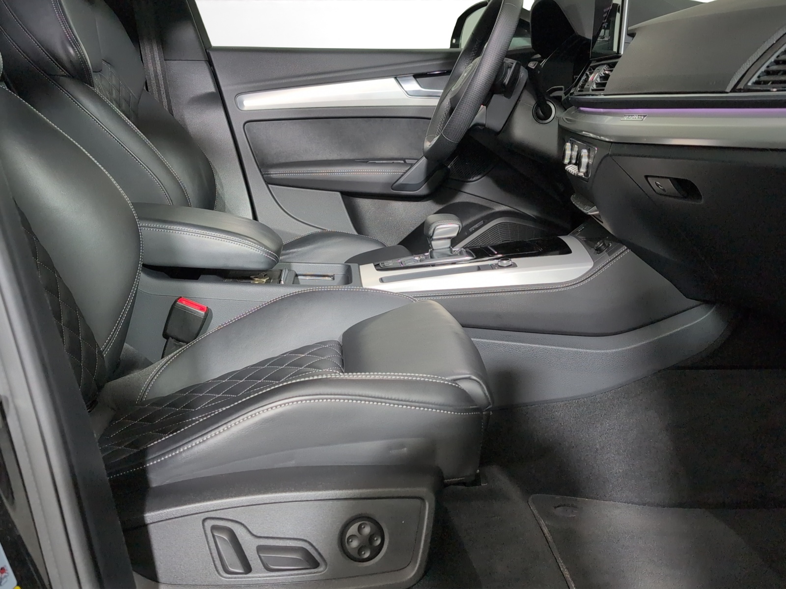 AUDI Q5 40 TDI Black Edition quattro S-tronic-image-7