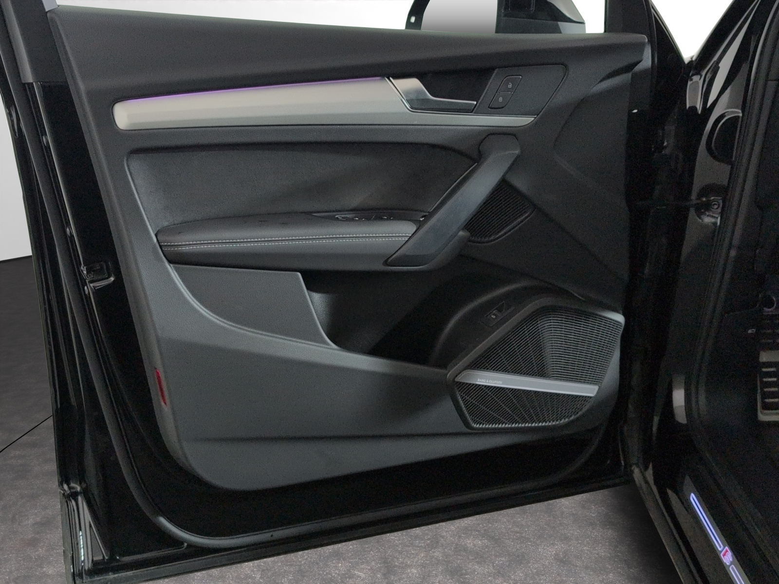 AUDI Q5 40 TDI Black Edition quattro S-tronic-image-15