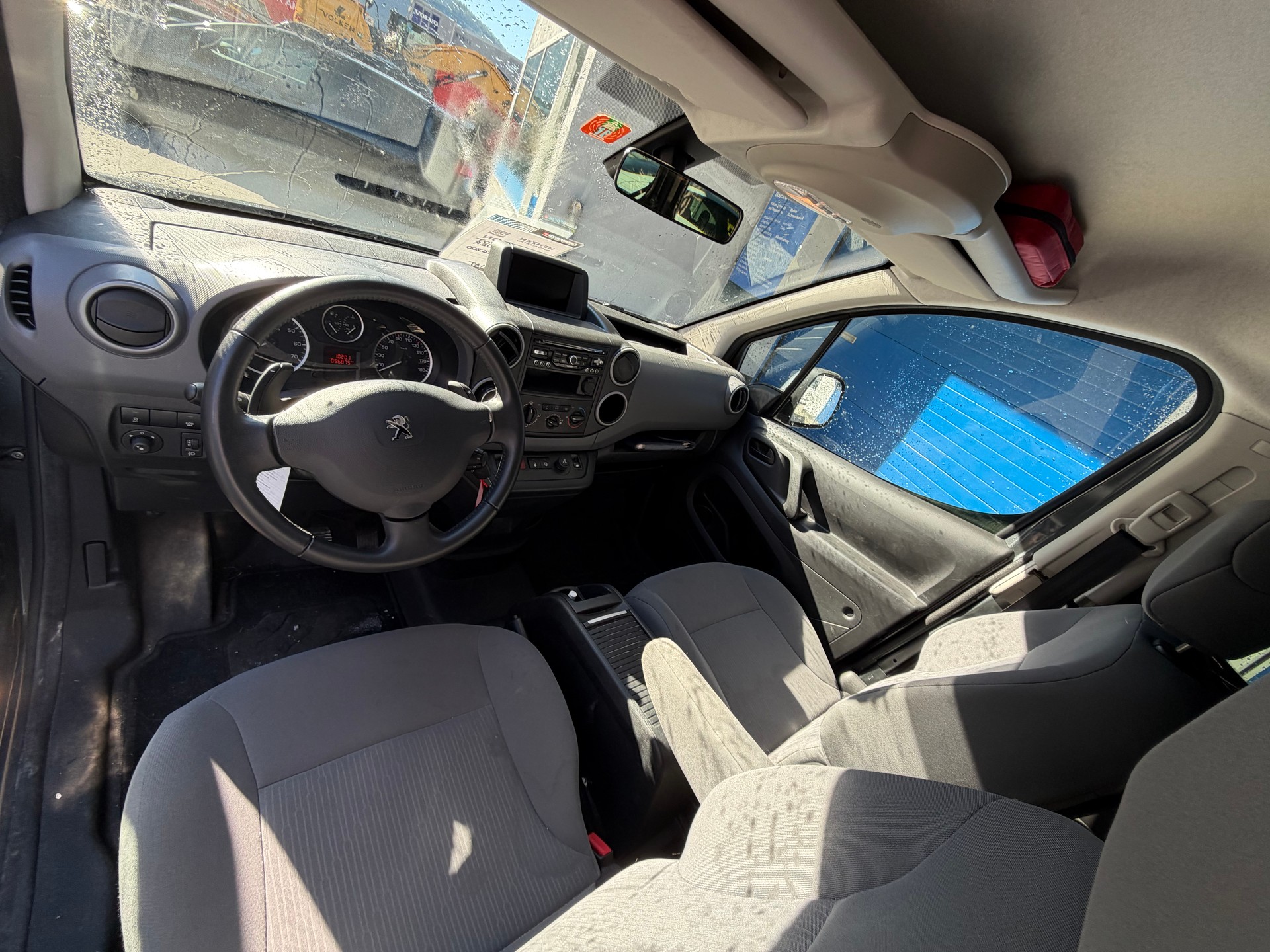 PEUGEOT PARTNER-image-4