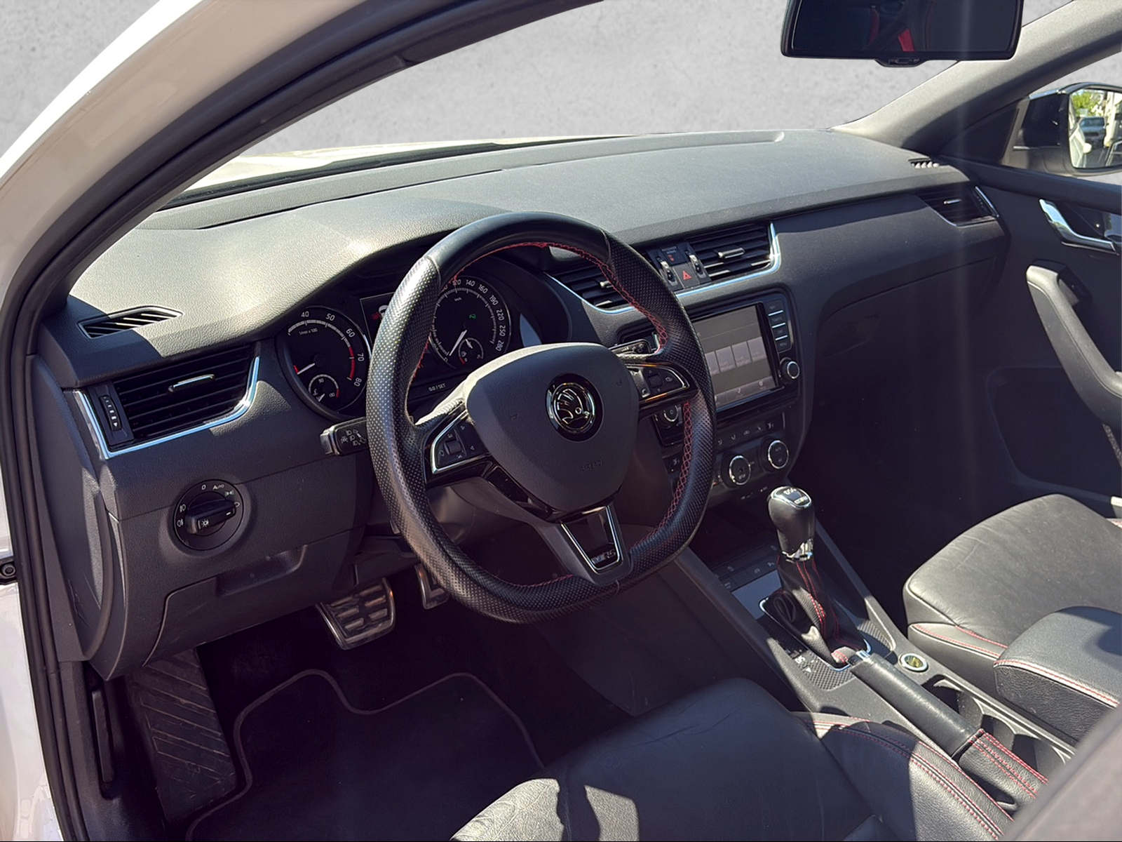 SKODA Octavia Combi 2.0 TSI RS DSG-image-4