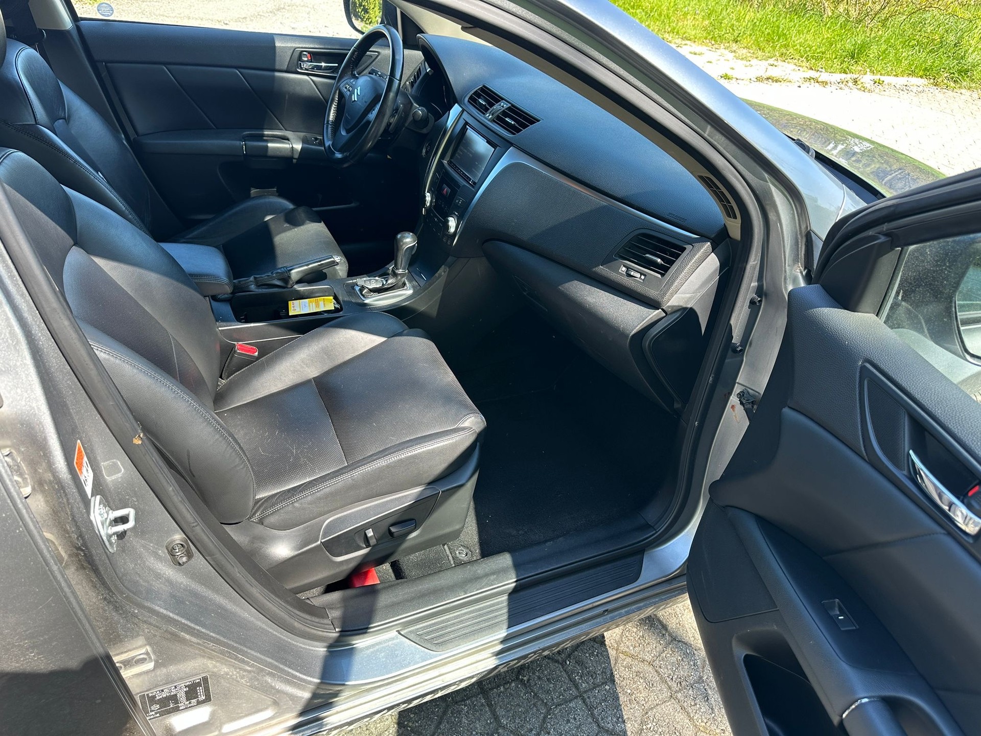 SUZUKI Kizashi 2.4 GL Top 4WD CVT-image-9
