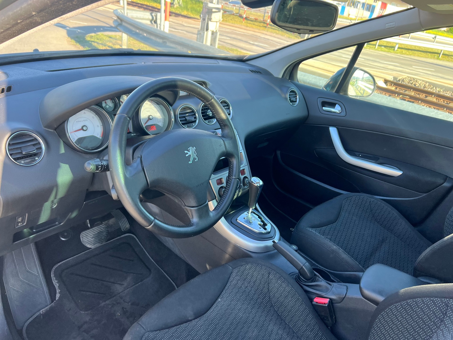 PEUGEOT 308 SW 1.6 16V Turbo Sport Automatic-image-8