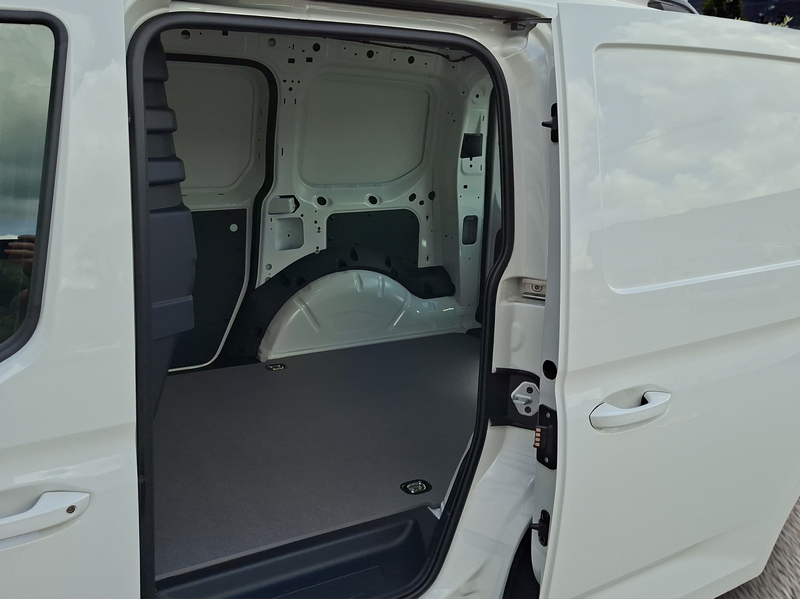 VW Caddy Cargo 2.0TDI 4Motion-image-18