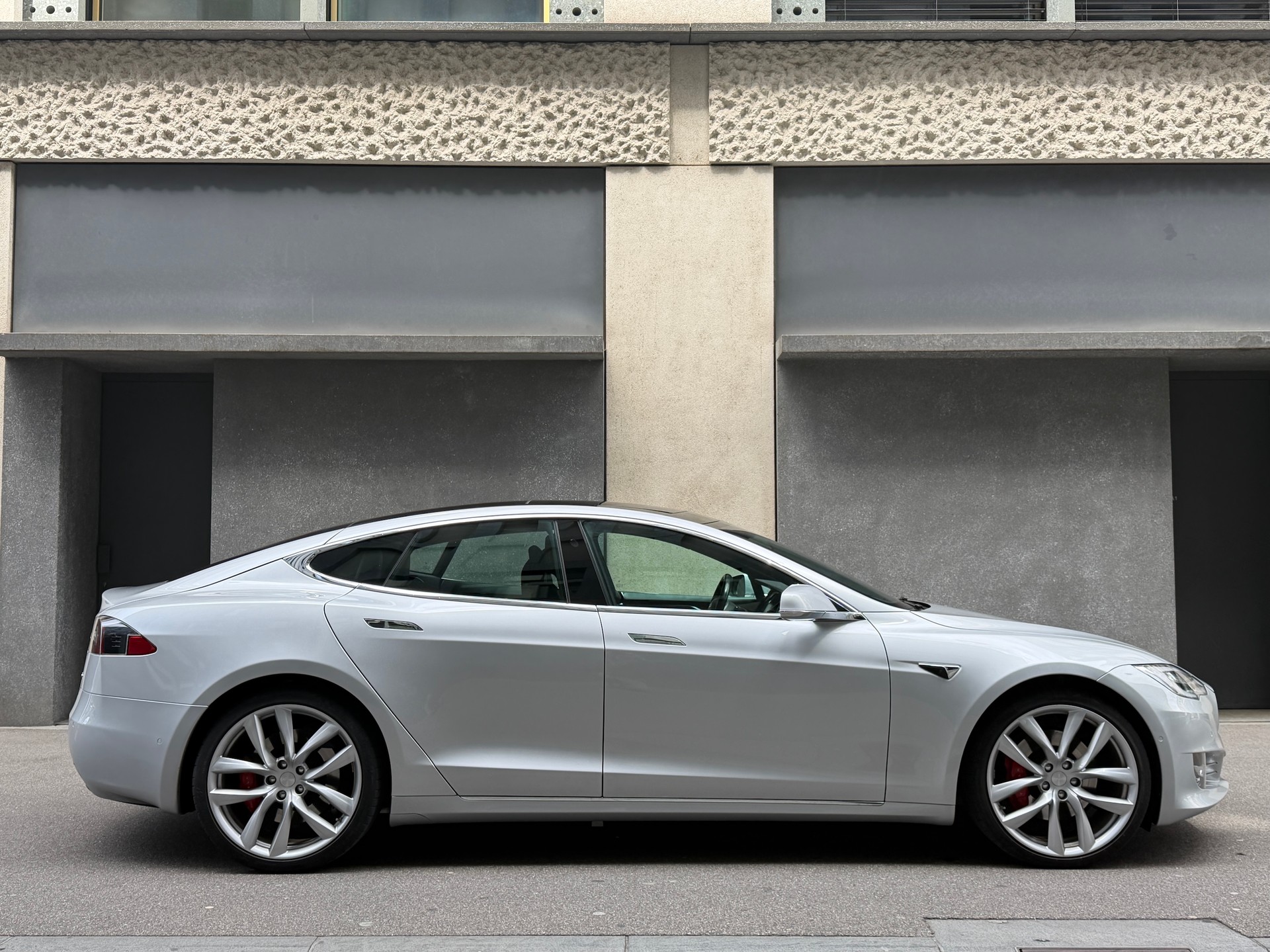 TESLA Model S P90D (Free Supercharging)-image-2