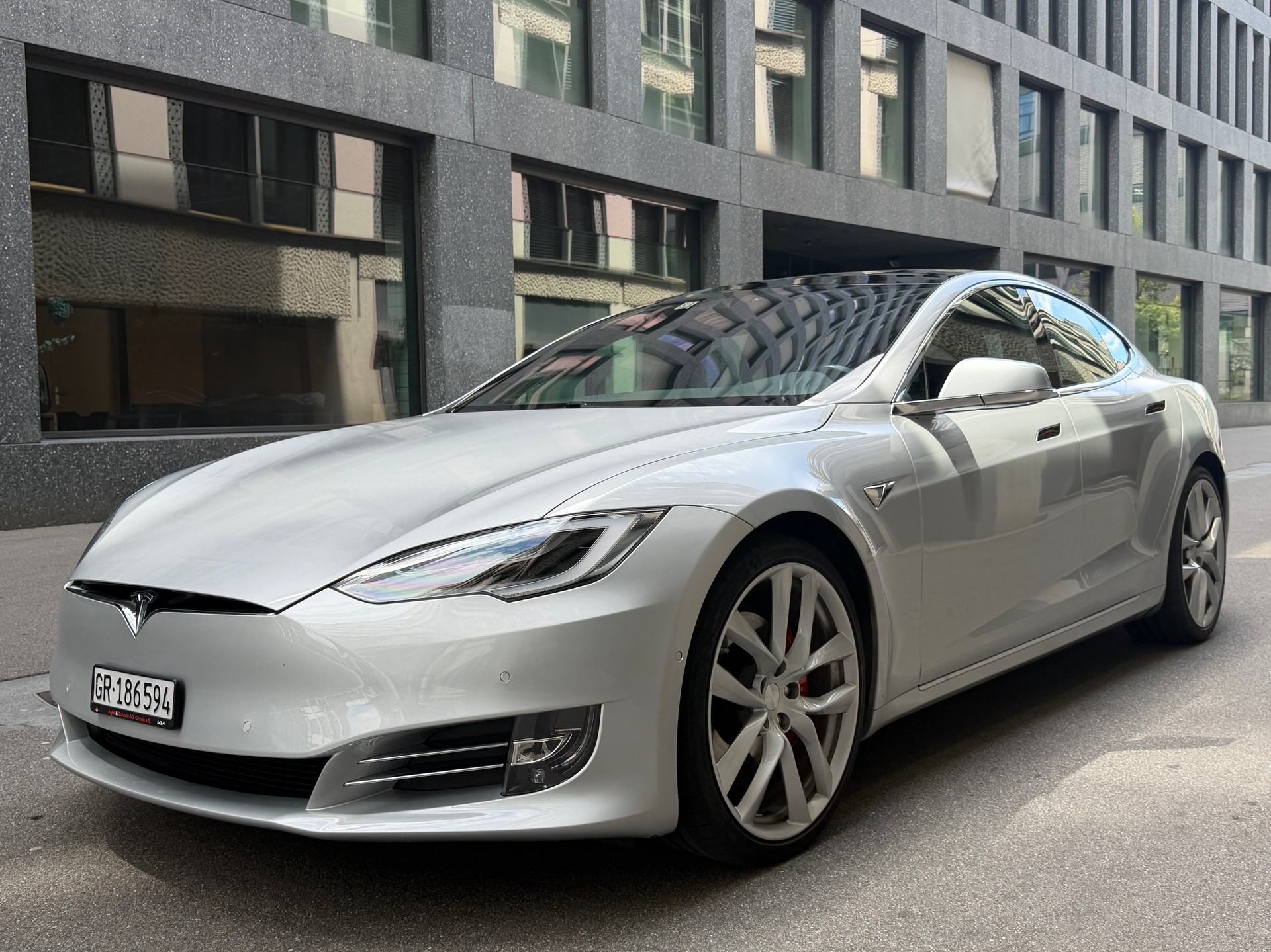 TESLA Model S P90D (Free Supercharging)-image-1