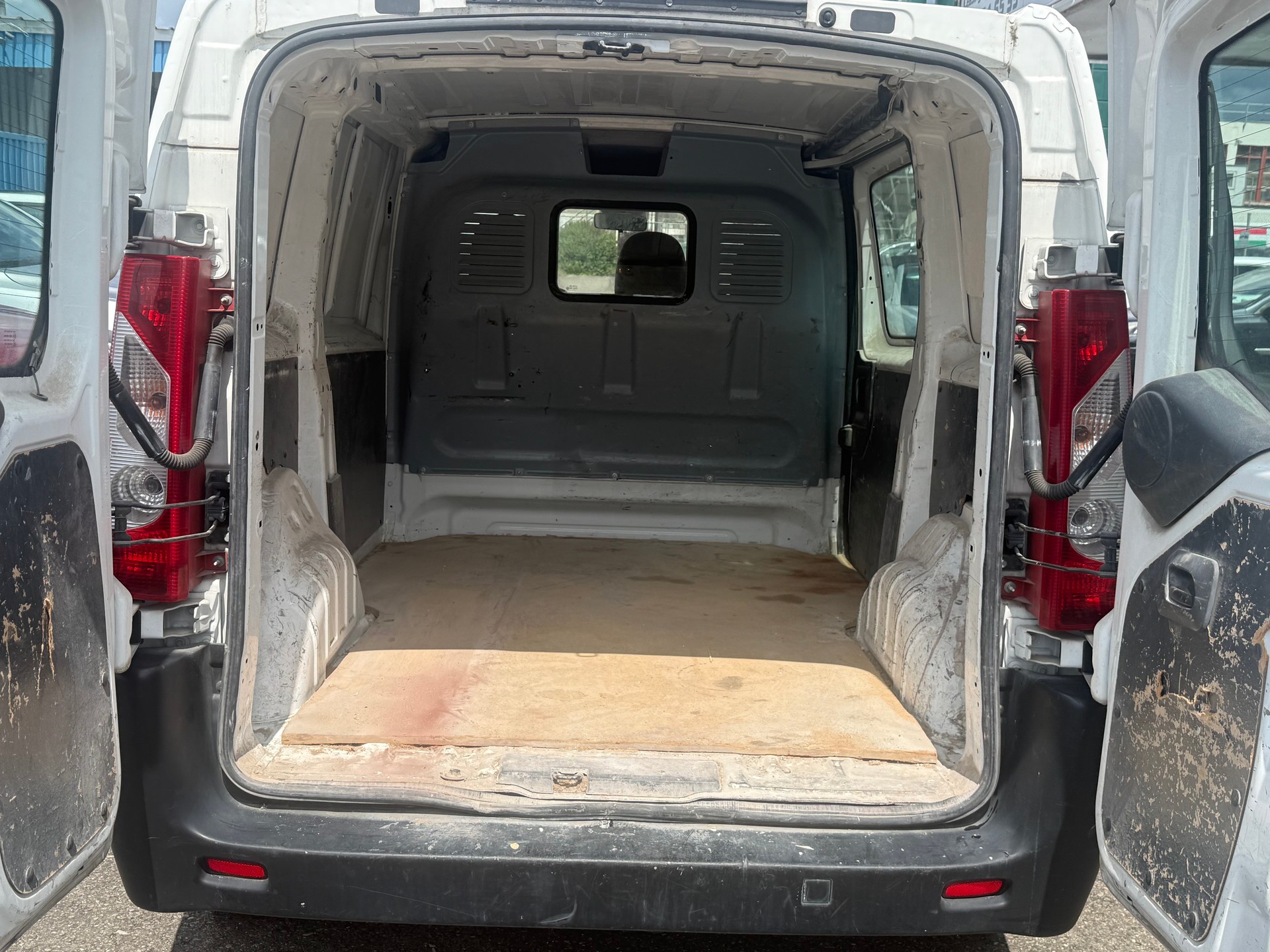 PEUGEOT Expert 2.0 HDi 229 L2H1-image-6