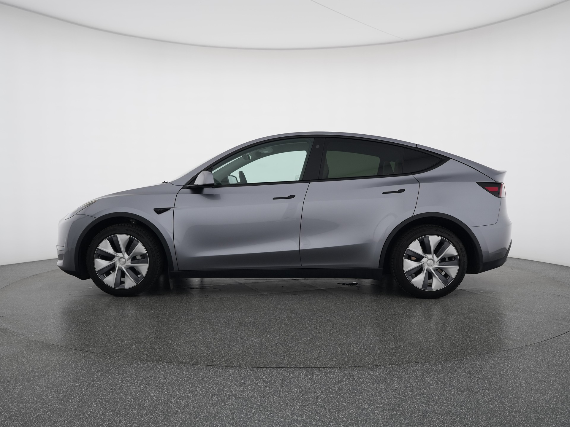 TESLA Model Y Long Range-image-1