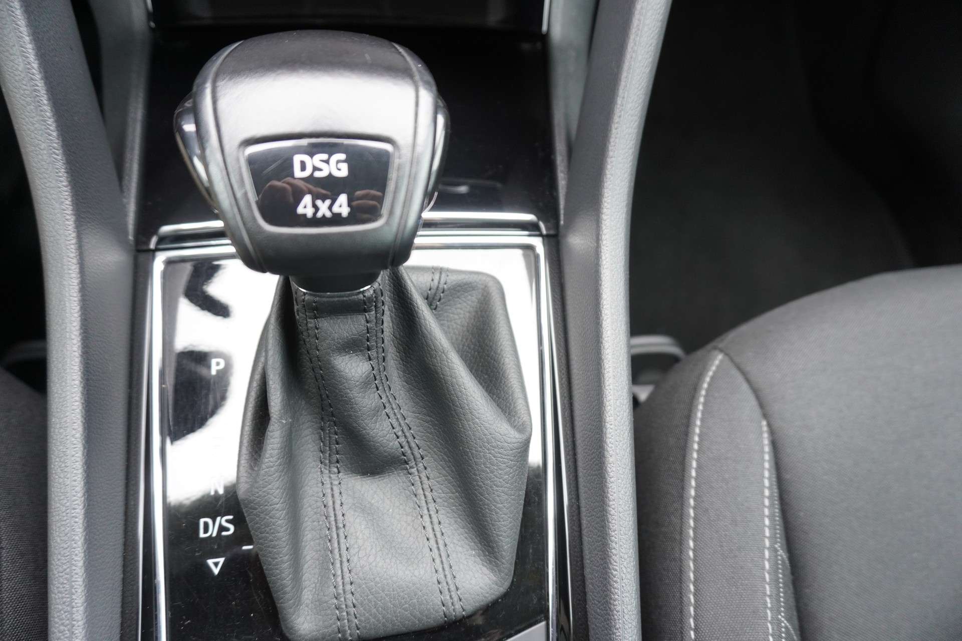 SKODA Karoq 2.0 TDI CR Ambition 4x4 DSG-image-24