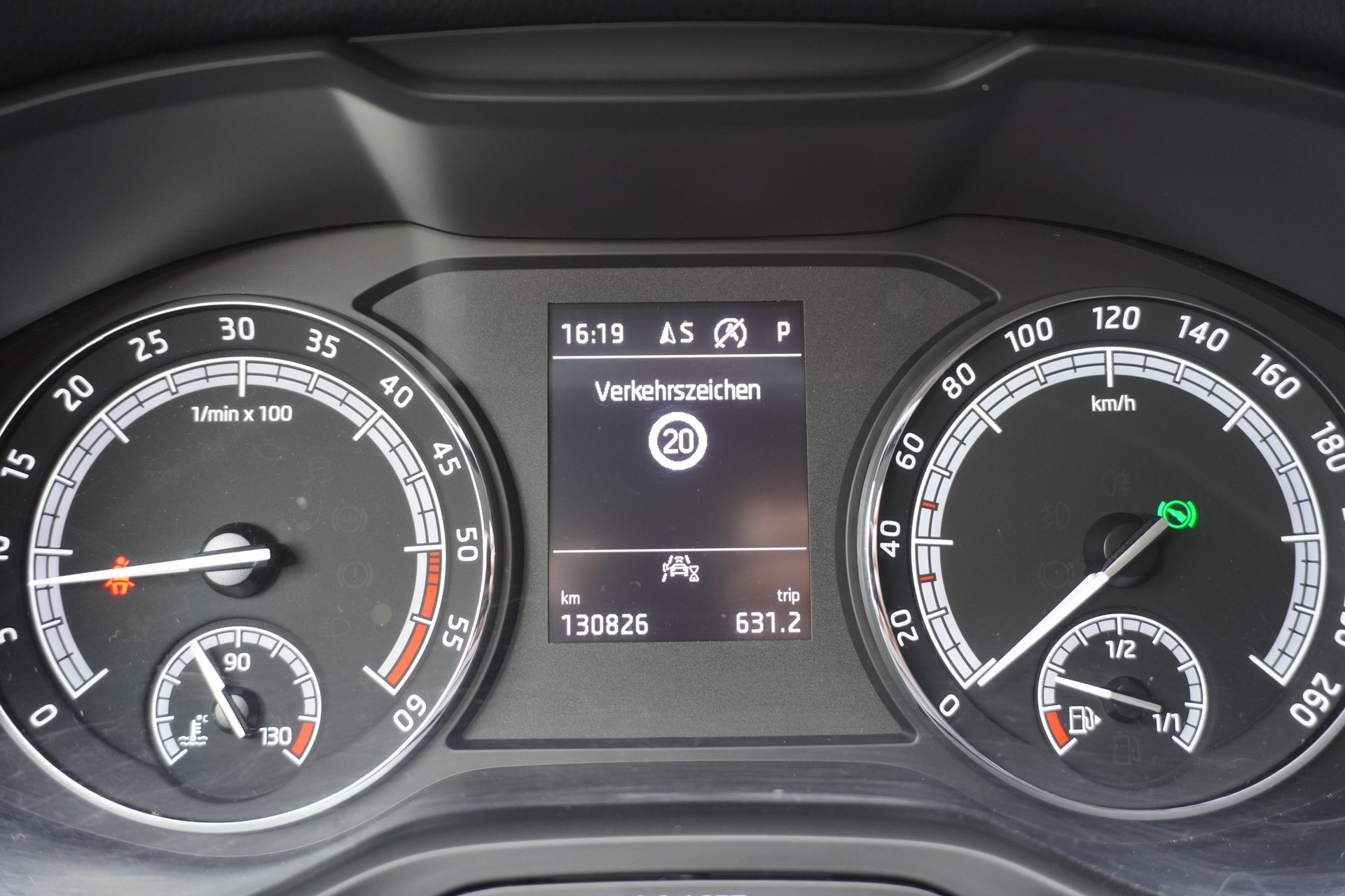 SKODA Karoq 2.0 TDI CR Ambition 4x4 DSG-image-19