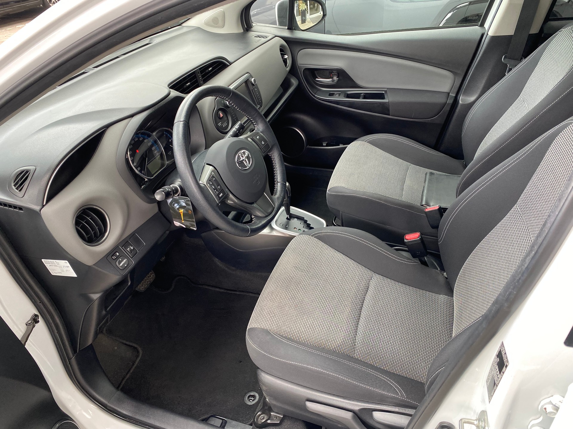TOYOTA Yaris 1.5 VVT-i Hybrid Luna e-CVT-image-4
