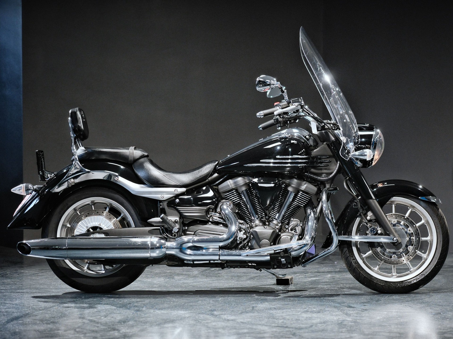 YAMAHA XV 1900 Midnight Star-showroom-element-1