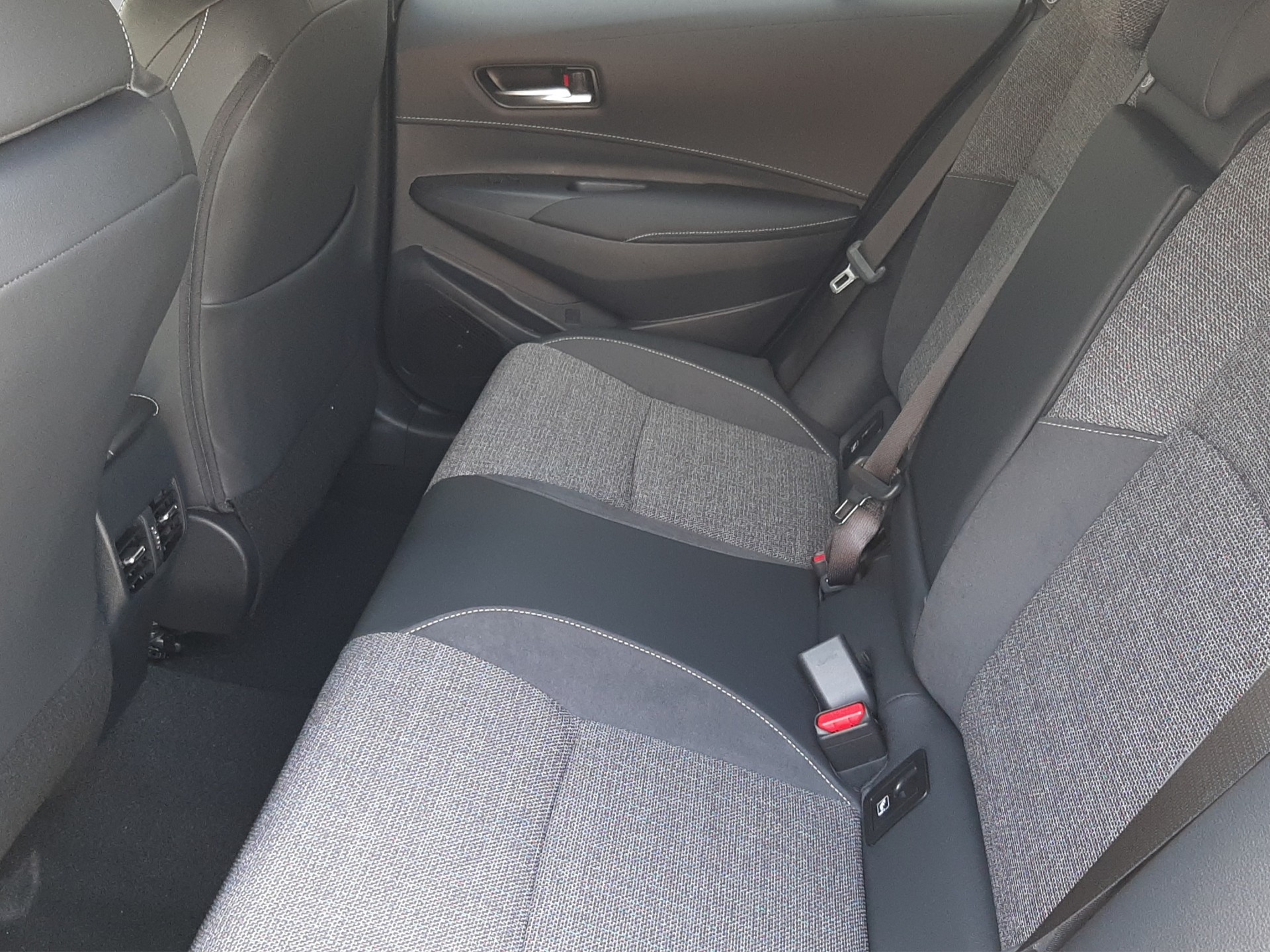 TOYOTA Corolla Touring Sports 2.0 HSD Swiss Edition-image-12