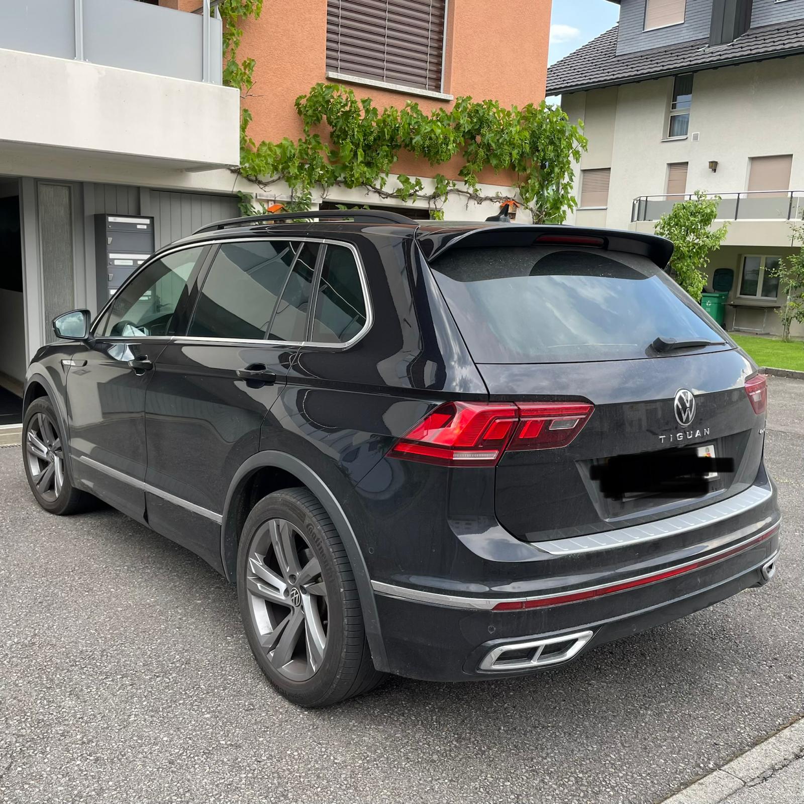 VW Tiguan R 2.0 TDi-image-1