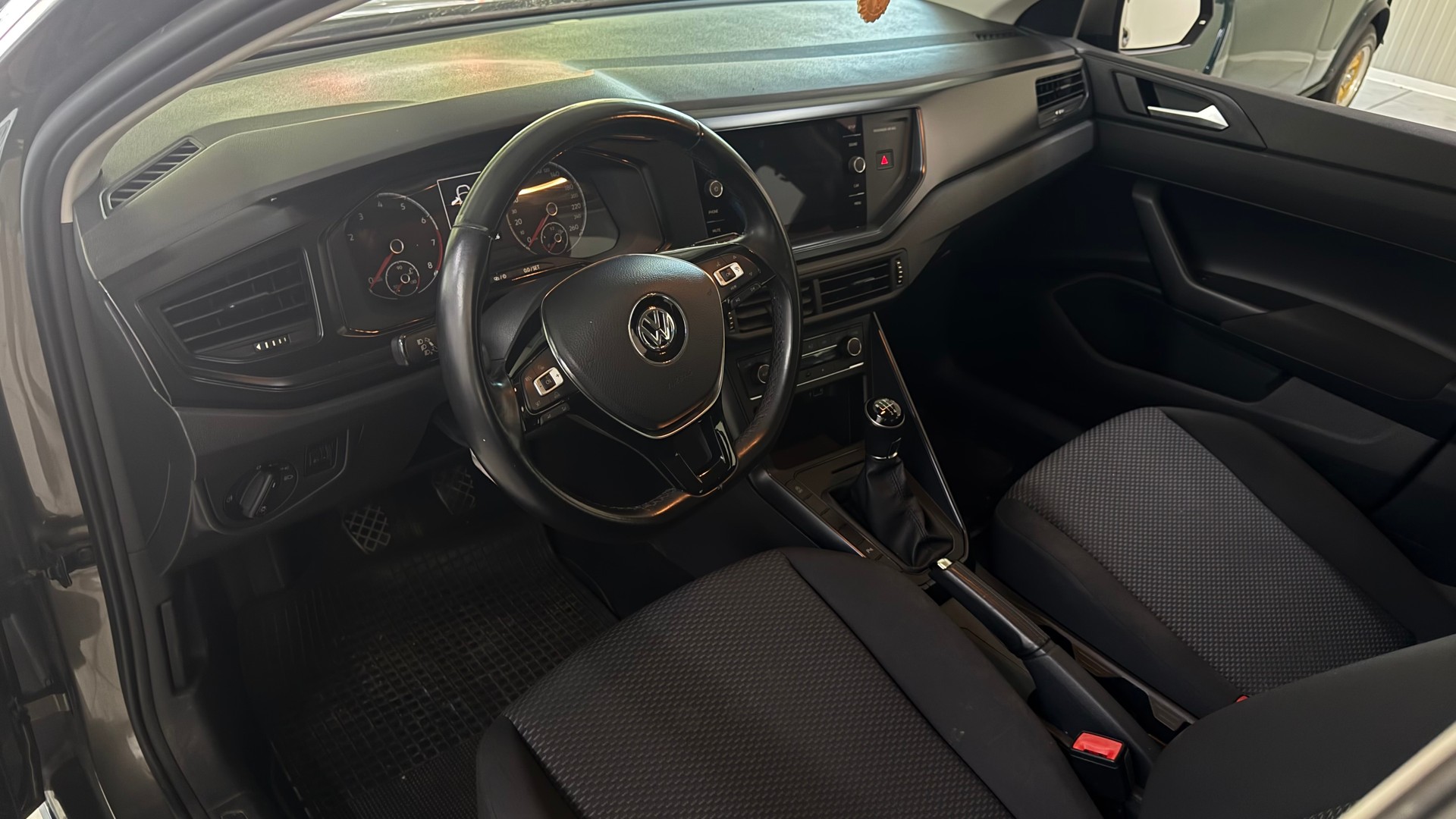 VW Polo 1.0 BMT Trendline-image-5
