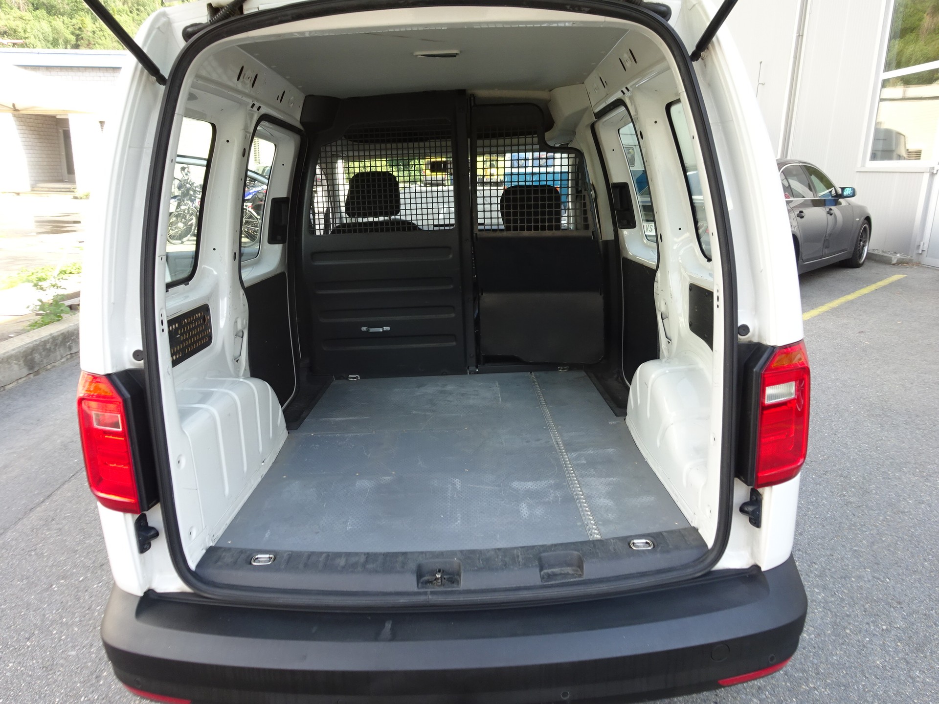 VW Caddy 2.0TDI 4Motion BlueMotion Technology-image-26
