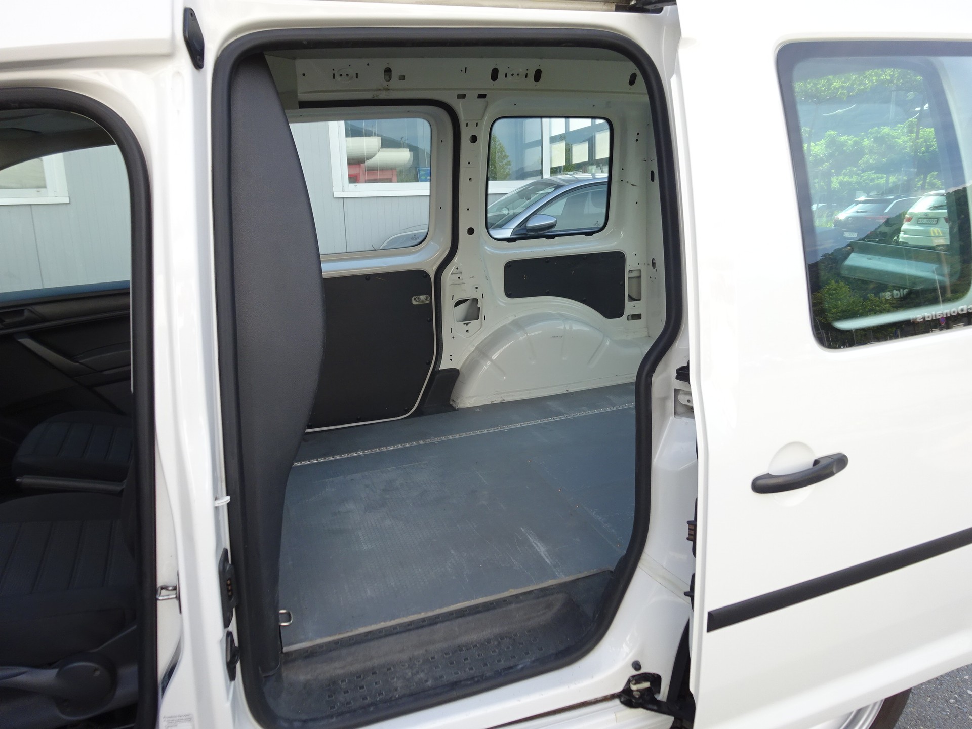 VW Caddy 2.0TDI 4Motion BlueMotion Technology-image-18