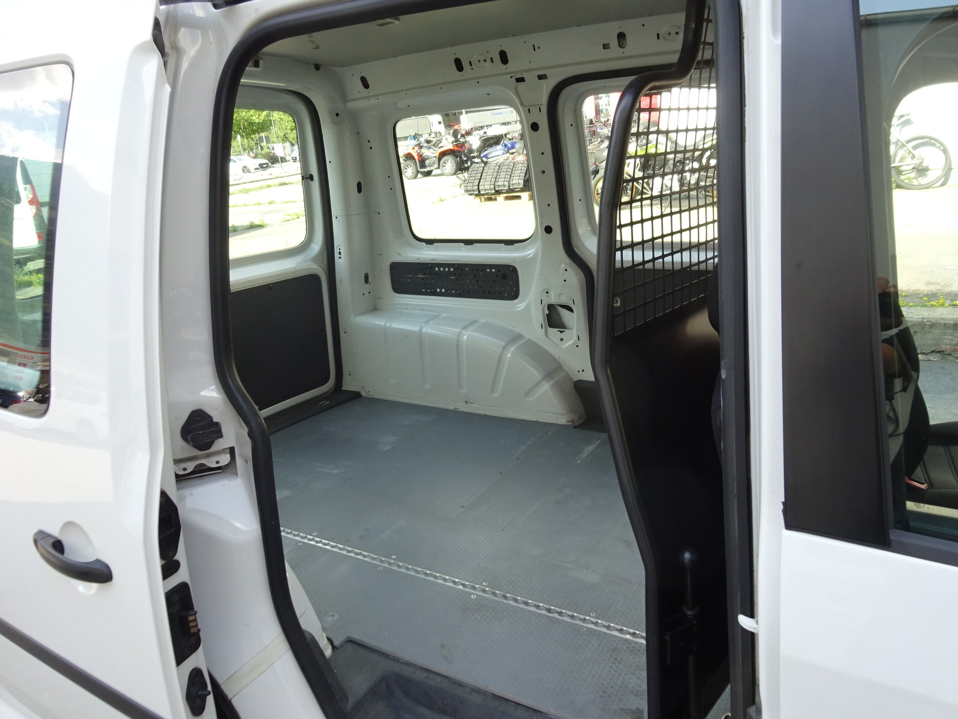 VW Caddy 2.0TDI 4Motion BlueMotion Technology-image-22