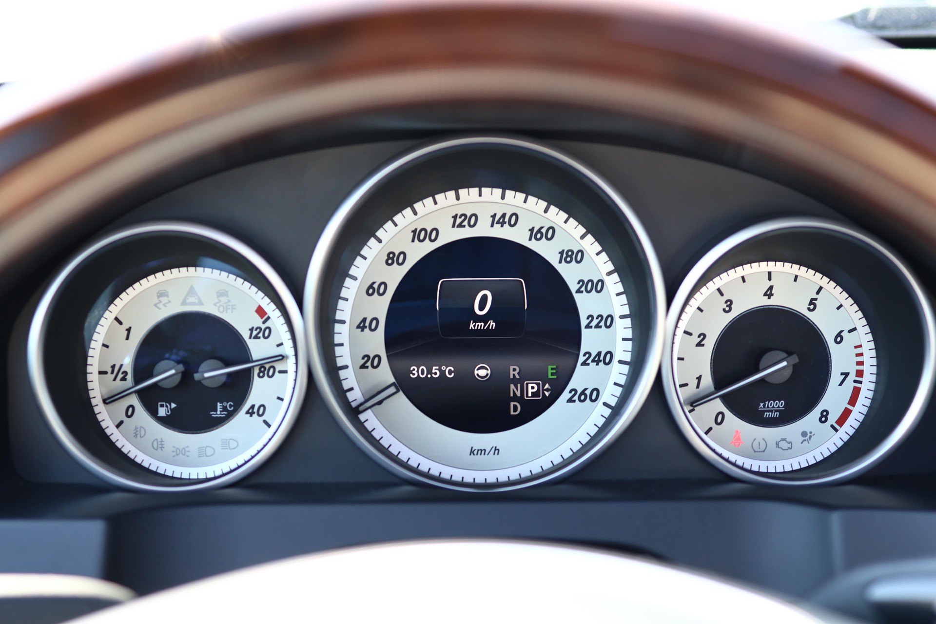 MERCEDES-BENZ E 350 4Matic Coupé-image-17