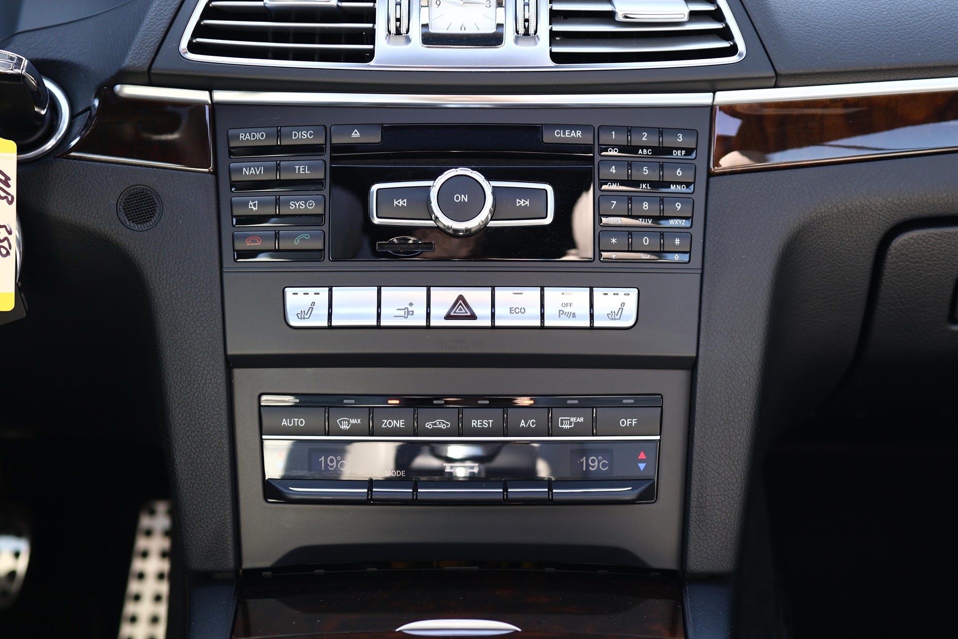 MERCEDES-BENZ E 350 4Matic Coupé-image-16