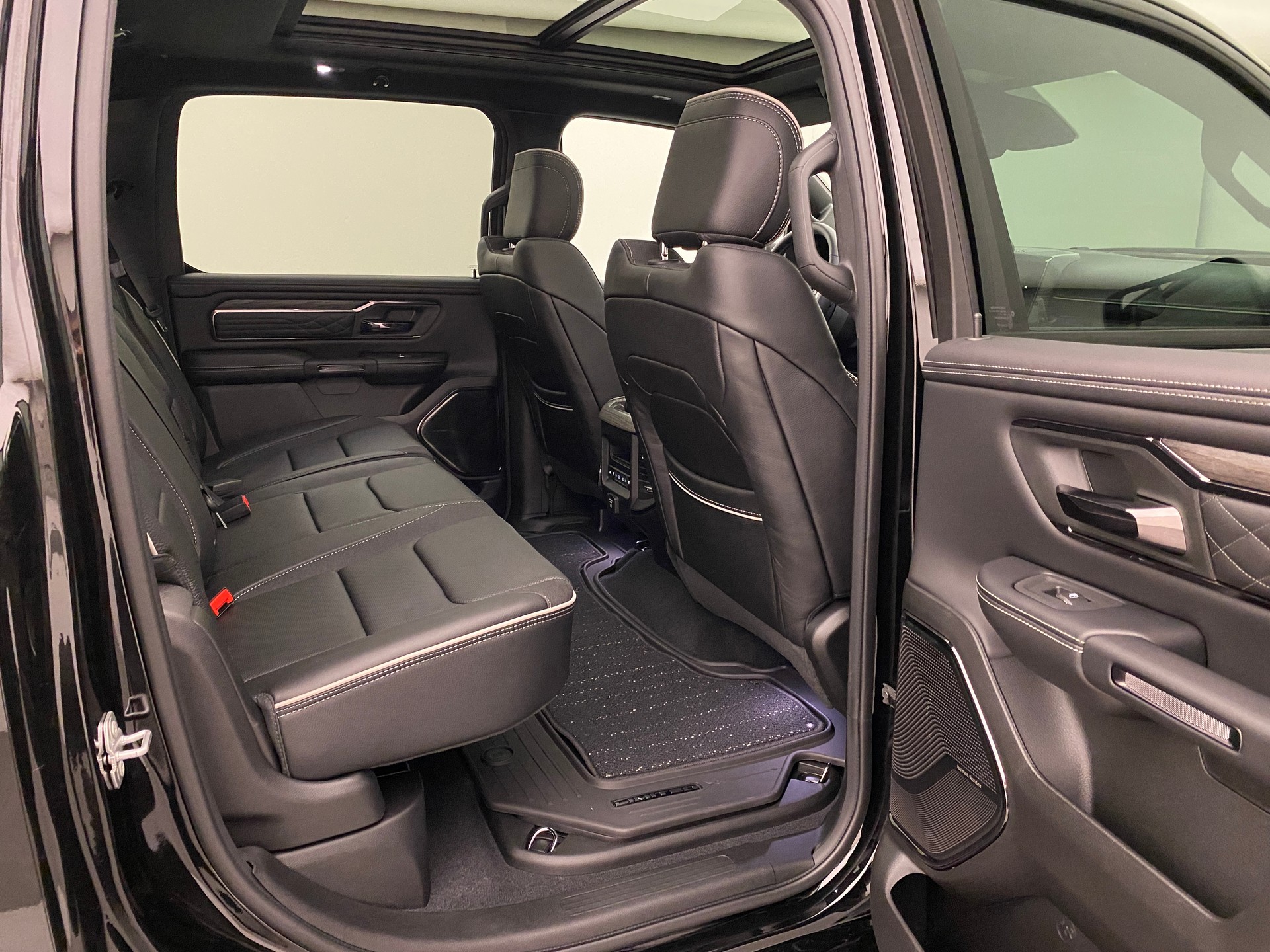 DODGE Ram 1500 5.7 Limited Night eTorque MY 2026-image-12