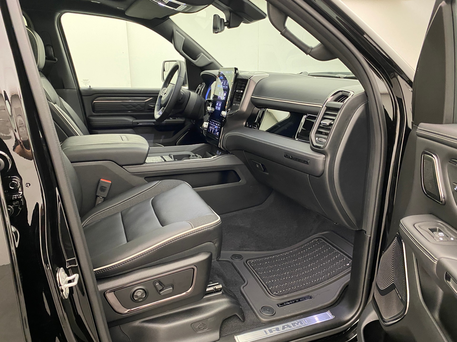 DODGE Ram 1500 5.7 Limited Night eTorque MY 2026-image-11